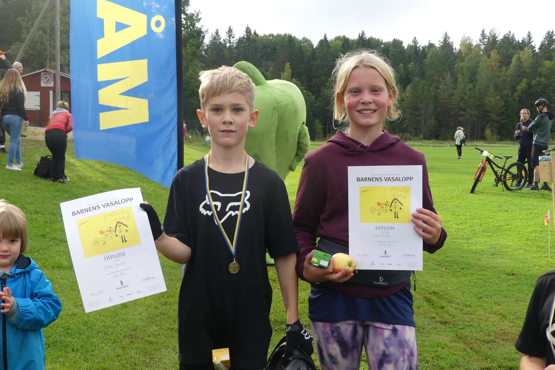 Alla barn fick ett diplom för genomförd cykelvasa. Till höger syns Ellie Eklöf, som var fösta tjej in i mål.