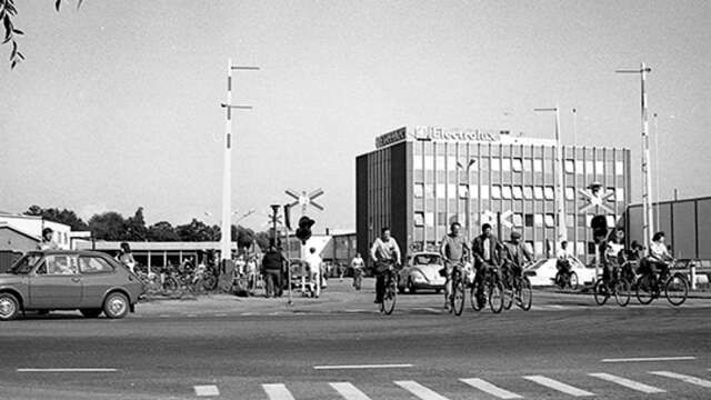 Nils Funckes klassiska fotografi från en tid då Electrolux var stora arbetsgivaren i Mariestad pryder framsidan av bildarkivets kalender 2022. 