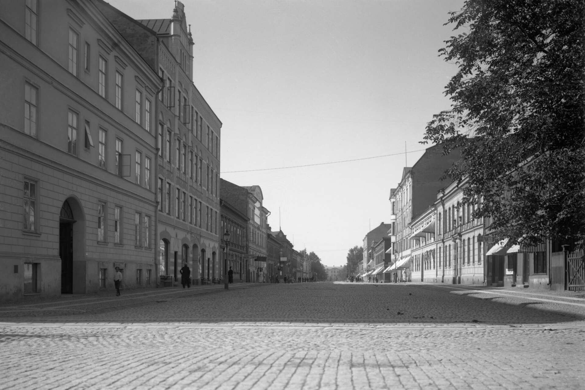 Drottninggatan västerut från Östra Torggatan. Bilden tagen kring 1920.