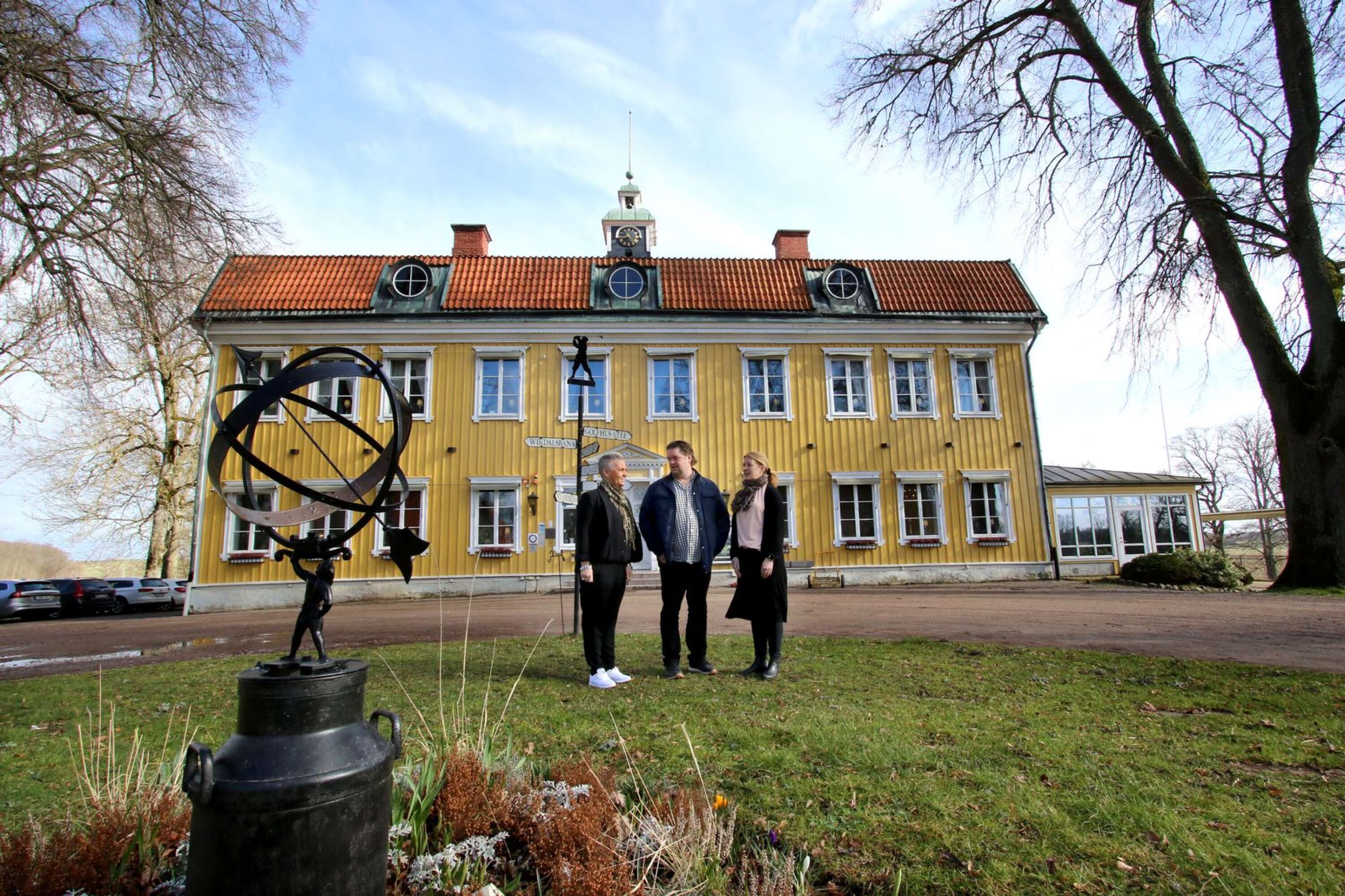 Sofia Dernsjö och Annika Fridell pratar hotellsatsning med Dan Persson.