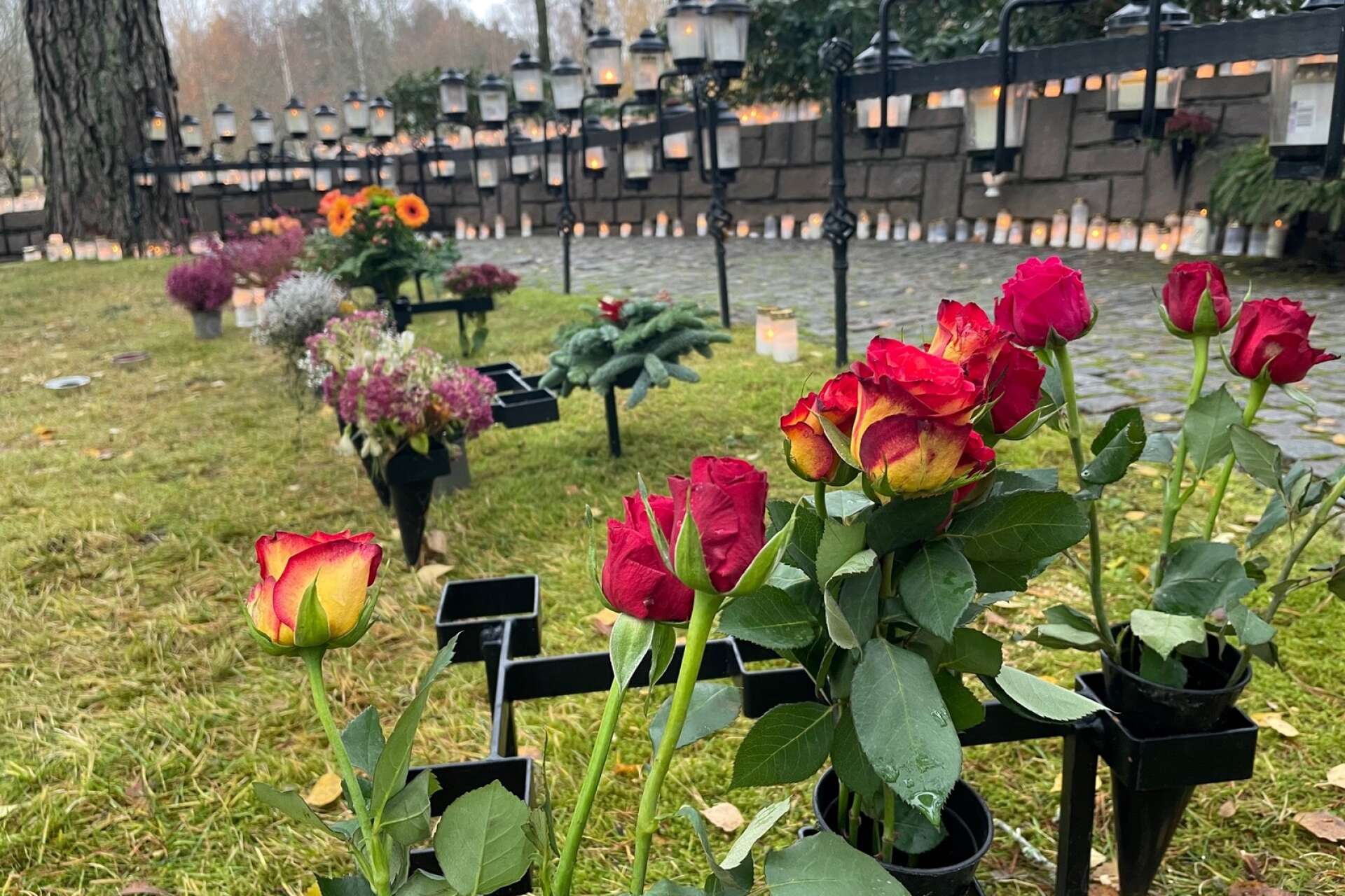 Med ljus och blommor minns man de som gått bort.