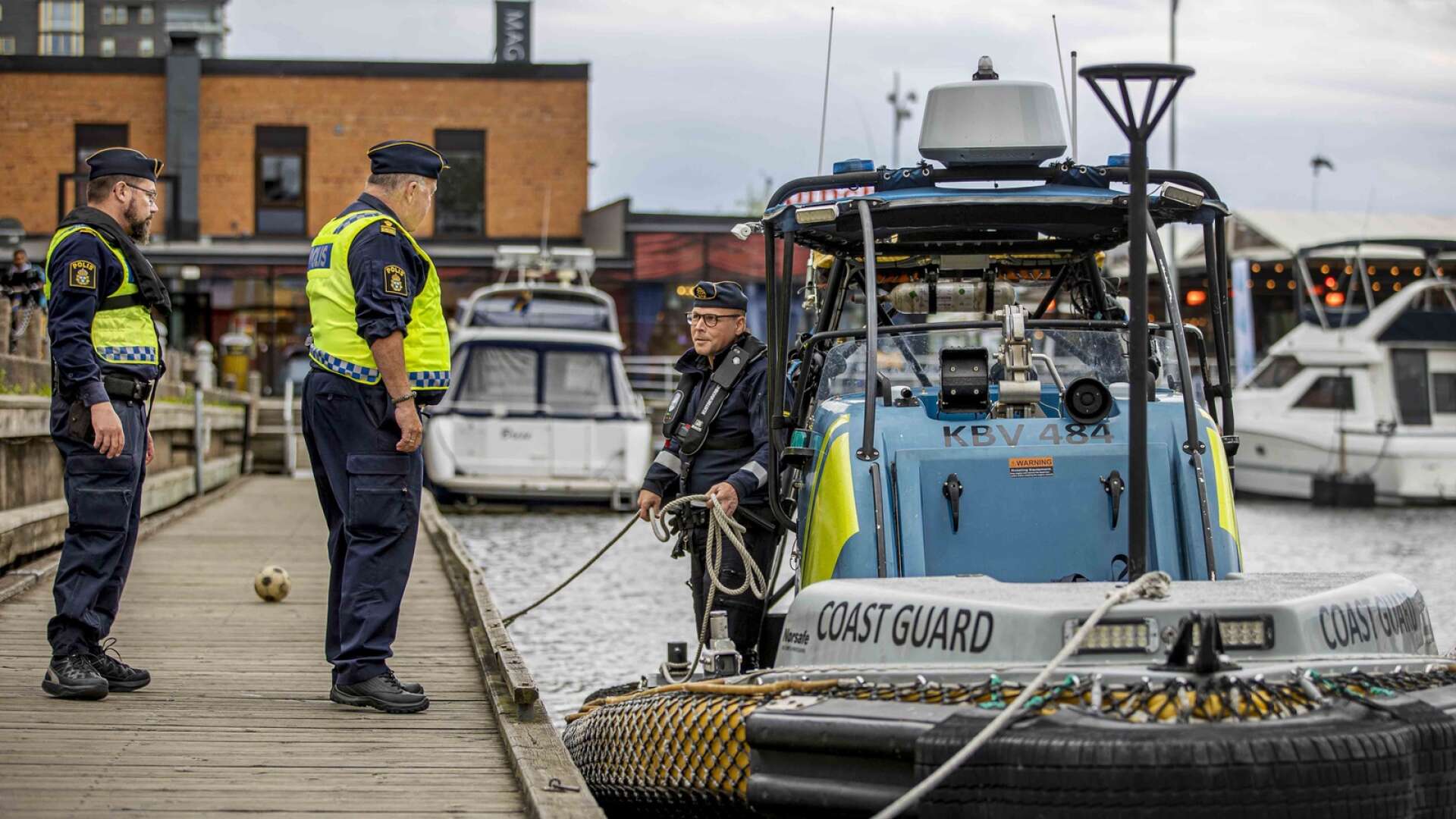 Polisen och Kustbevakningen var ute på Värnen och älvgrenen i torsdags för att stoppa sjöbuset. 