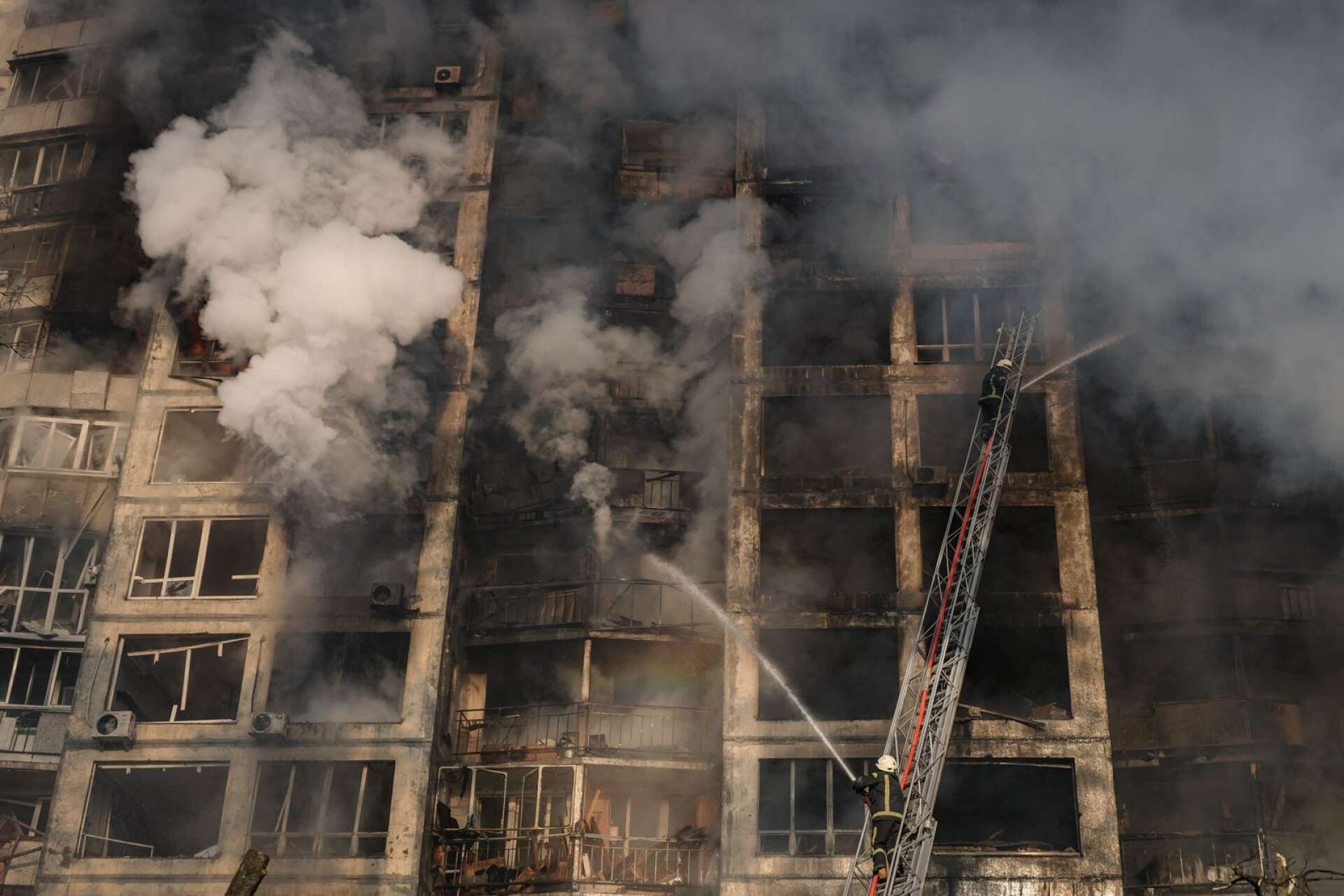 Glenn Johansson ska hjälpa Ukraina att försvara sig mot Rysslands invasion. Här brinner ett bostadshus i Ukrainas huvudstad Kiev efter en rysk attack den 15 mars.