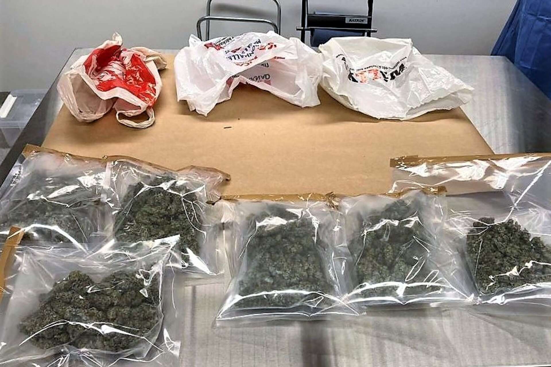 Polisen påträffade nästan ett kilo cannabis vid husrannsakan.