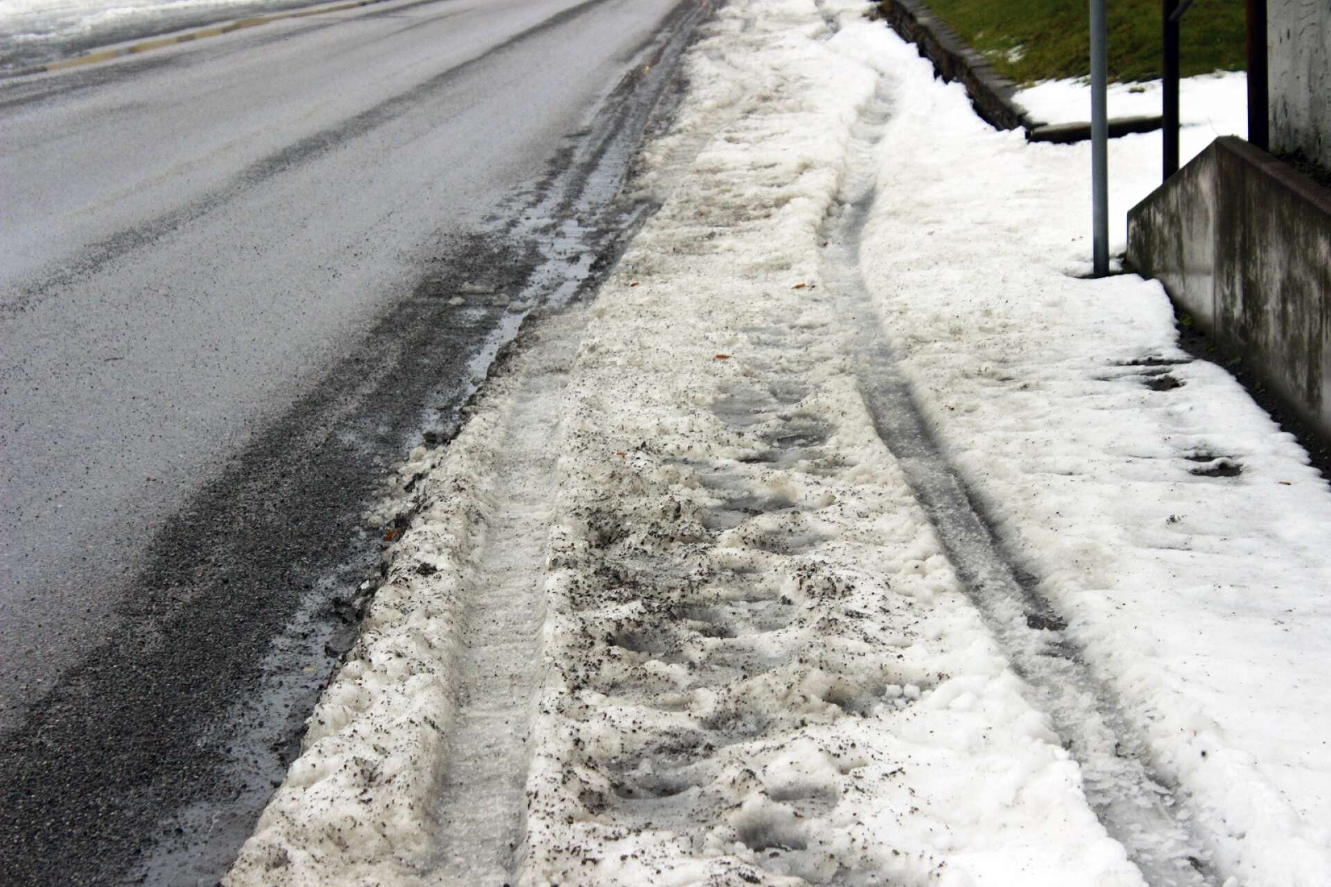 Det ligger fortfarande kvar slaskig snö på några av Karlskogas trottoarer.