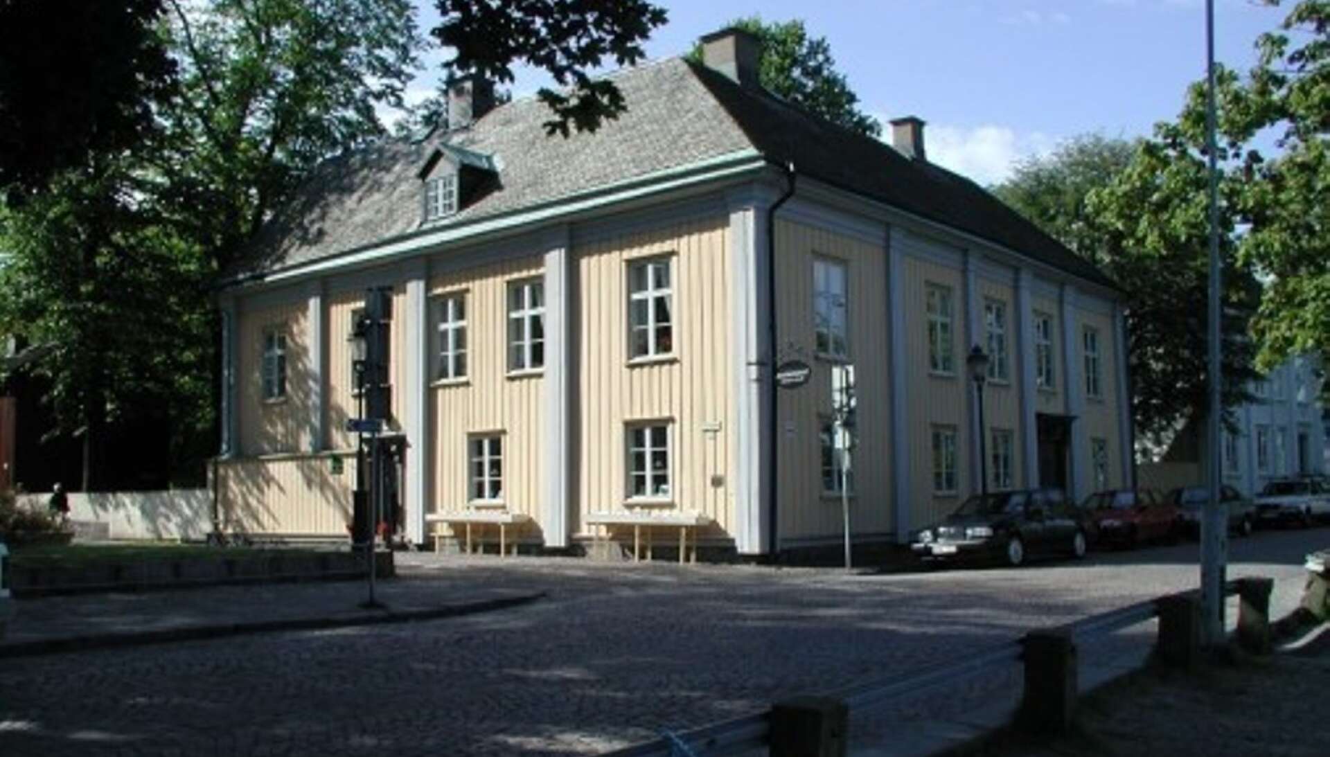 Landshövdingegården byggdes i början av 1700-talet. Värmlands landshövding Johan Gustav Uggla bodde i huset mellan 1779-1793.