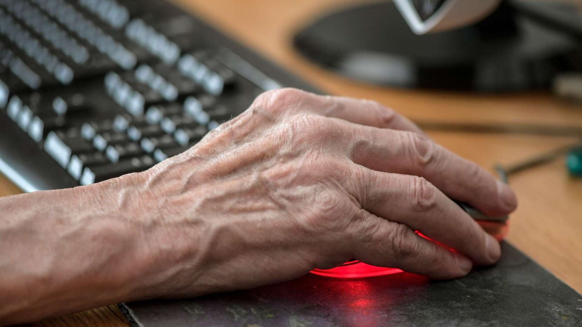 Enligt Internetstiftelsen är det digitala utanförskapet störst bland äldre, personer med lägre utbildning och inkomster, på landsbygden och för dem med någon form av funktionsvariation, skriver Anna Eriksson med flera.