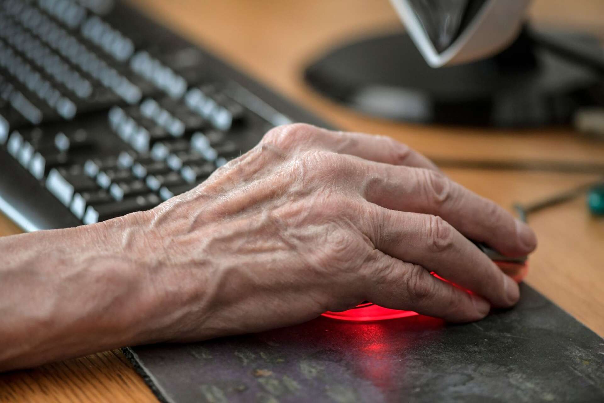 Enligt Internetstiftelsen är det digitala utanförskapet störst bland äldre, personer med lägre utbildning och inkomster, på landsbygden och för dem med någon form av funktionsvariation, skriver Anna Eriksson med flera.