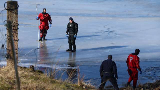 Stockholmspolisens dykare har hittat den försvunne isfiskaren död.