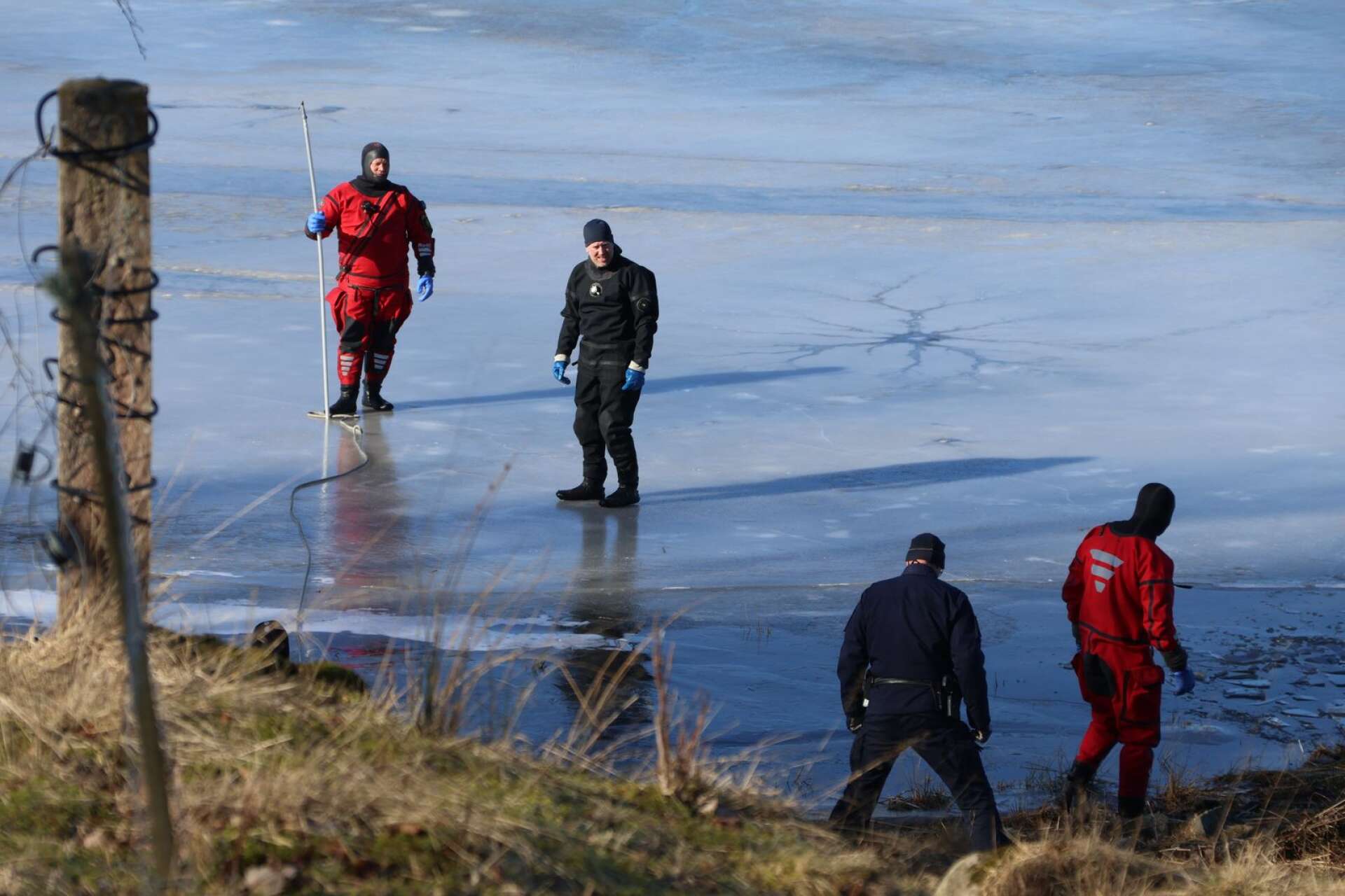 Stockholmspolisens dykare har hittat den försvunne isfiskaren död.