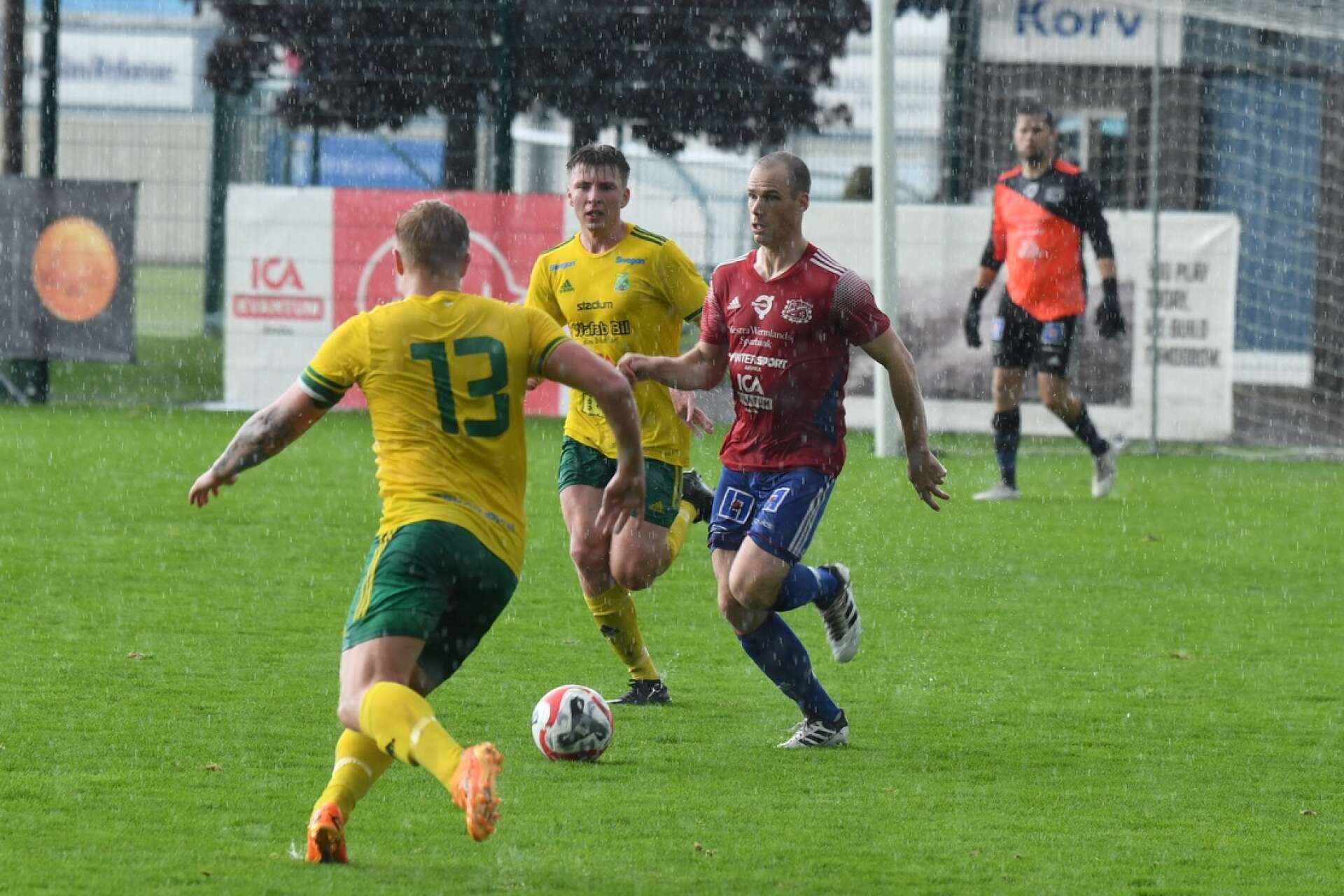Emil Eriksson gjorde matchens första mål hemma mot topplaget Hertzöga.