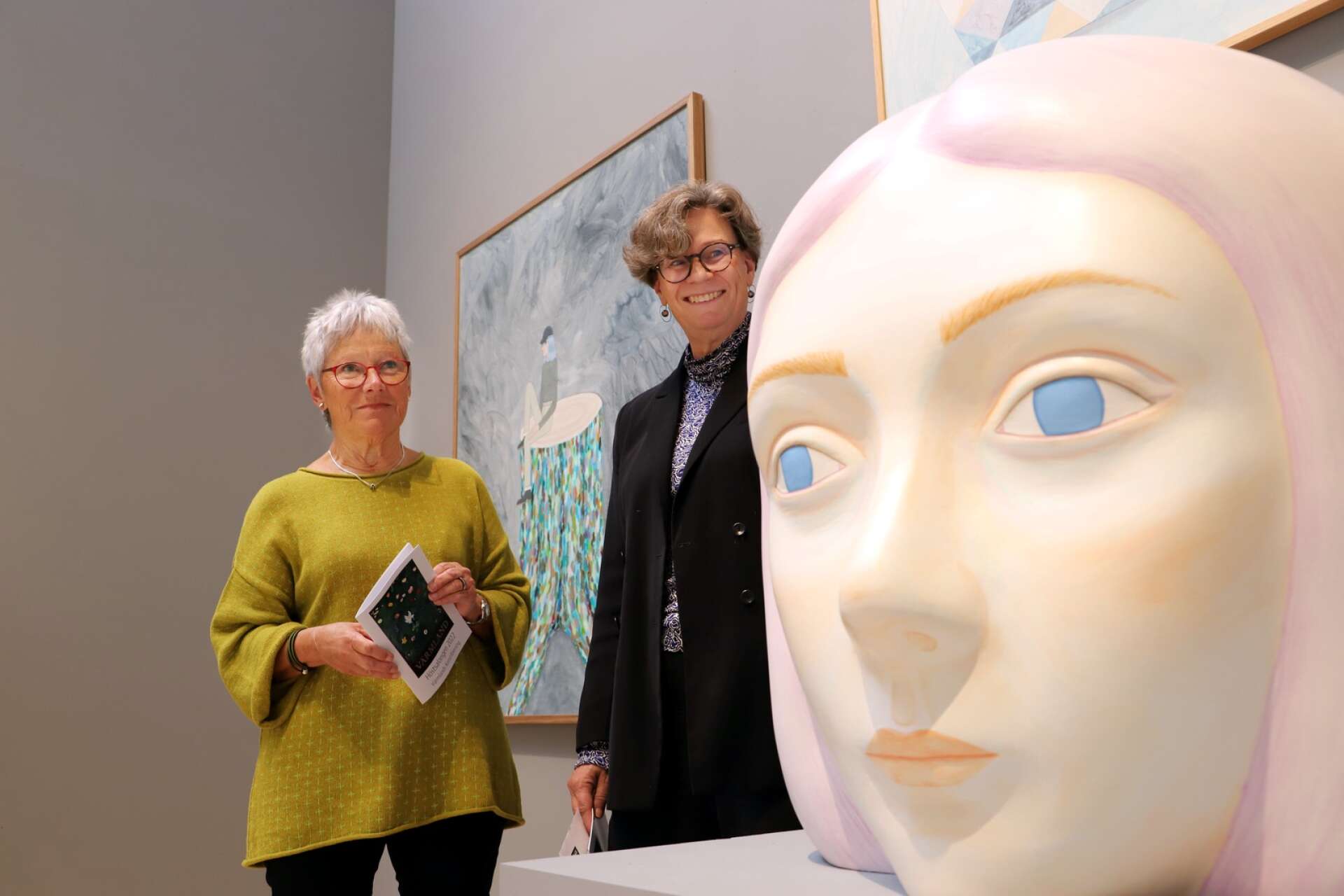 Lena Bonnevier och Karin Åberg Waern bekantar sig med Sara Nilssons stora skulptur Malva, ett av de mest anslående verken på Höstsalongen som har vernissage på Värmlands museum den 1 oktober.