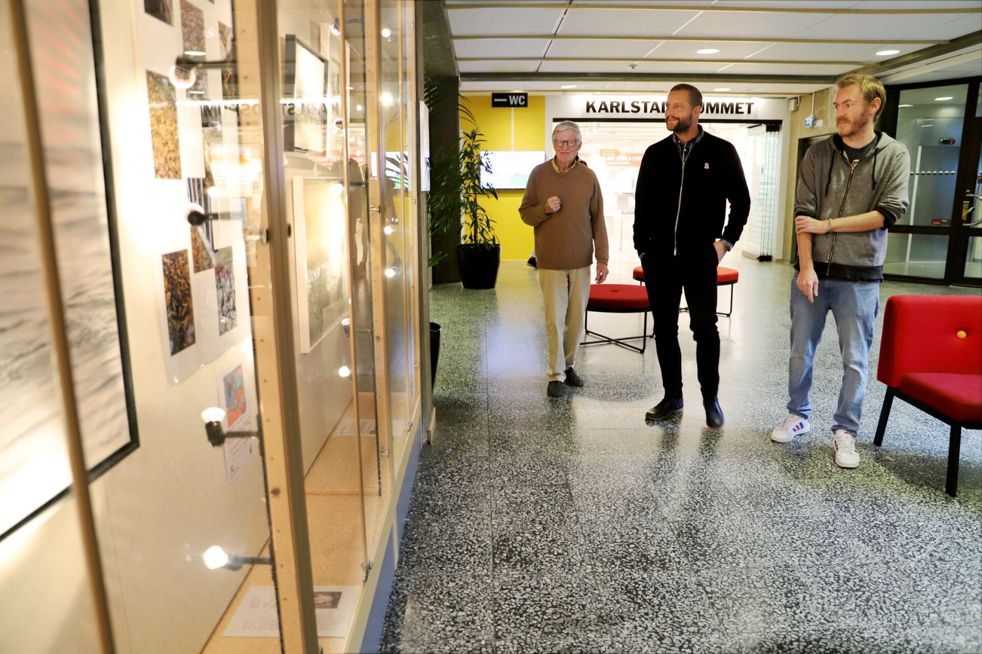 De nya medlemmarna i Värmlands konstnärsförbund ställer ut på stadsbiblioteket i Karlstad. Två av dem är Mathias Frykholm och Björn Nordström, som ser utställningen tillsammans med Stefan Norén.