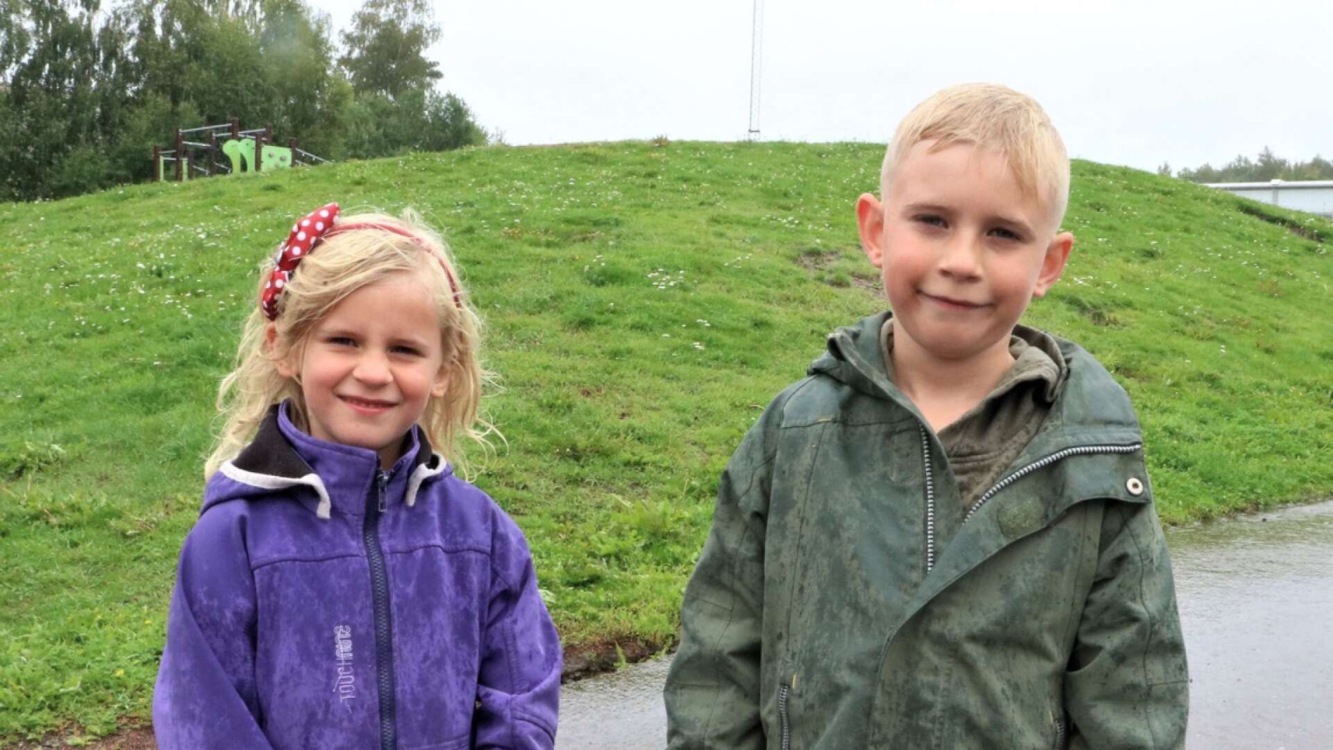 Syskonen Luna och Leon Hassel Lindell ser fram emot att börja skolan. 