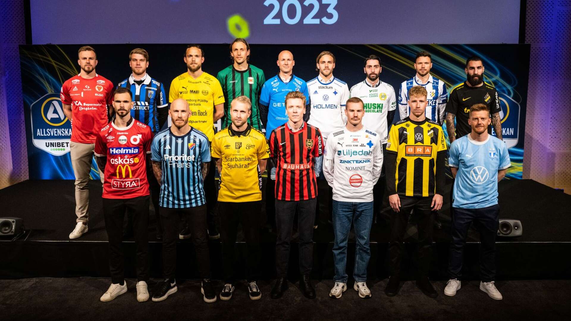 En spelare i varje lag poserar för ett porträtt under måndagens upptaktsträff. Degerfors representerades av lagkaptenen Sebastian Ohlsson, längst ner till vänster på nedre raden.