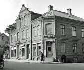 I hörnet av Västra Storgatan och Hamngatan låg ett tegelhus med Henriks Färg och en tobakshandel. Det hade byggts 1898, men revs i slutet av 1950-talet för att ge plats för nybygge. 