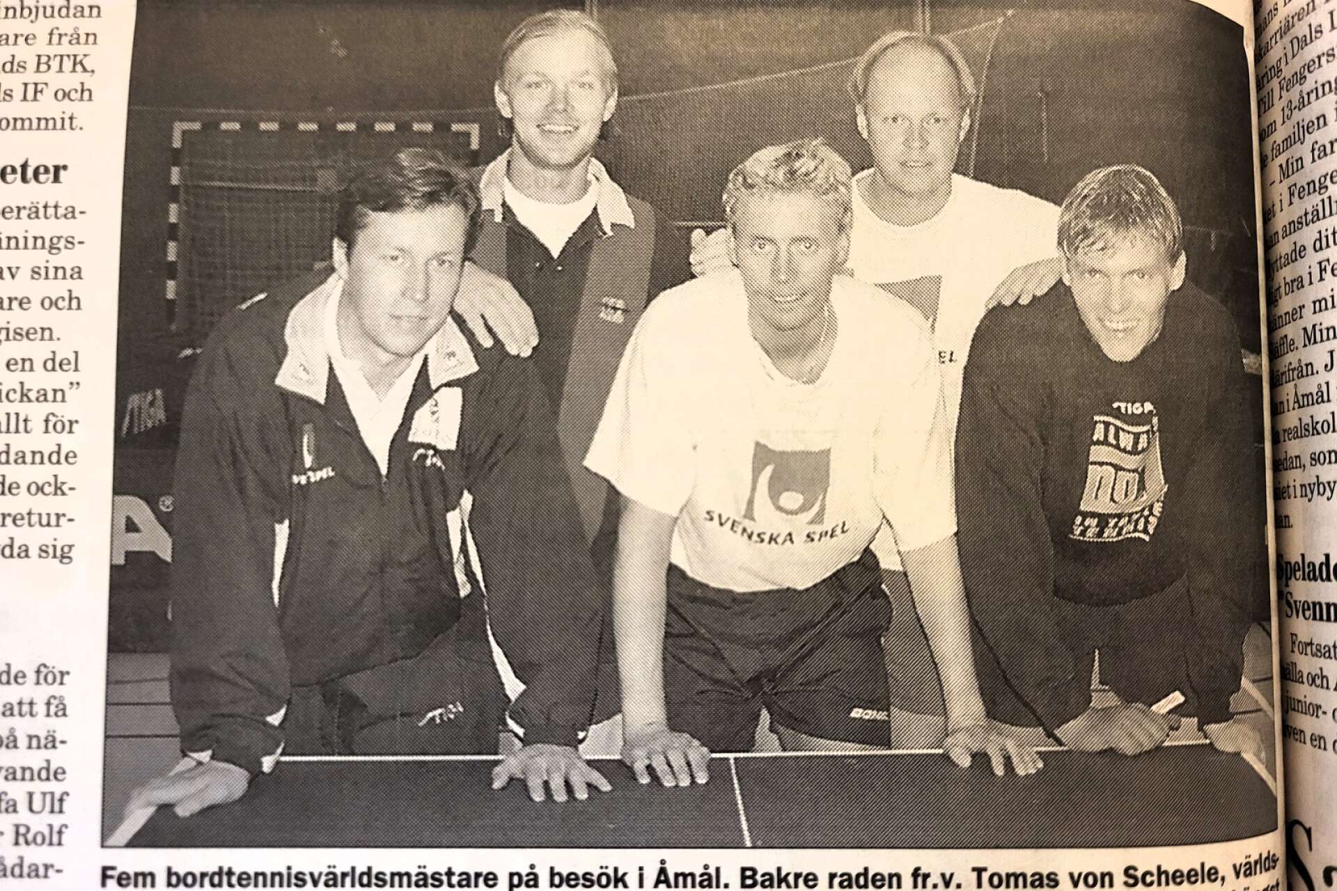 Fem bordtennisvärldsmästare på besök i Åmål. Bakre raden fr.v. Tomas von Scheele, världsmästare i herrdubbel 1991, Ulf ”Tickan” Carlsson herrdubbel 1985. Längst fram fr.v. Jan-Ove Waldner, världsmästare i singel 1989 och 1997, samt olympisk mästare 1992, Jörgen Persson, singelvärldsmästare 1986 och Peter Karlsson, världsmästare i dubbel 1991.