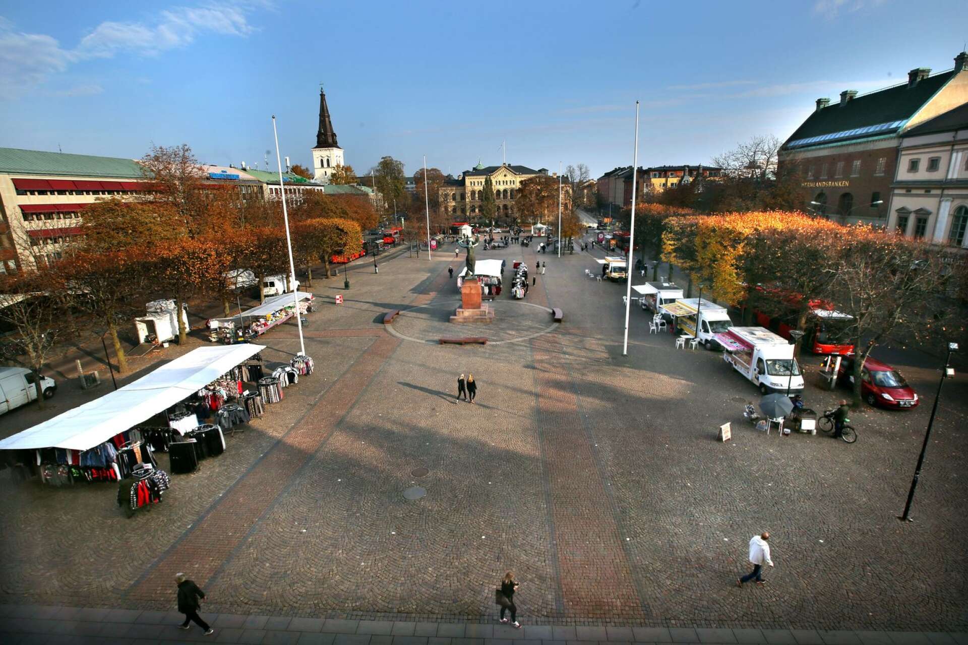 En 21-årig man åtalades i fredags för våldtäkt och försök till våldtäkt på ett hotellrum i Karlstad.