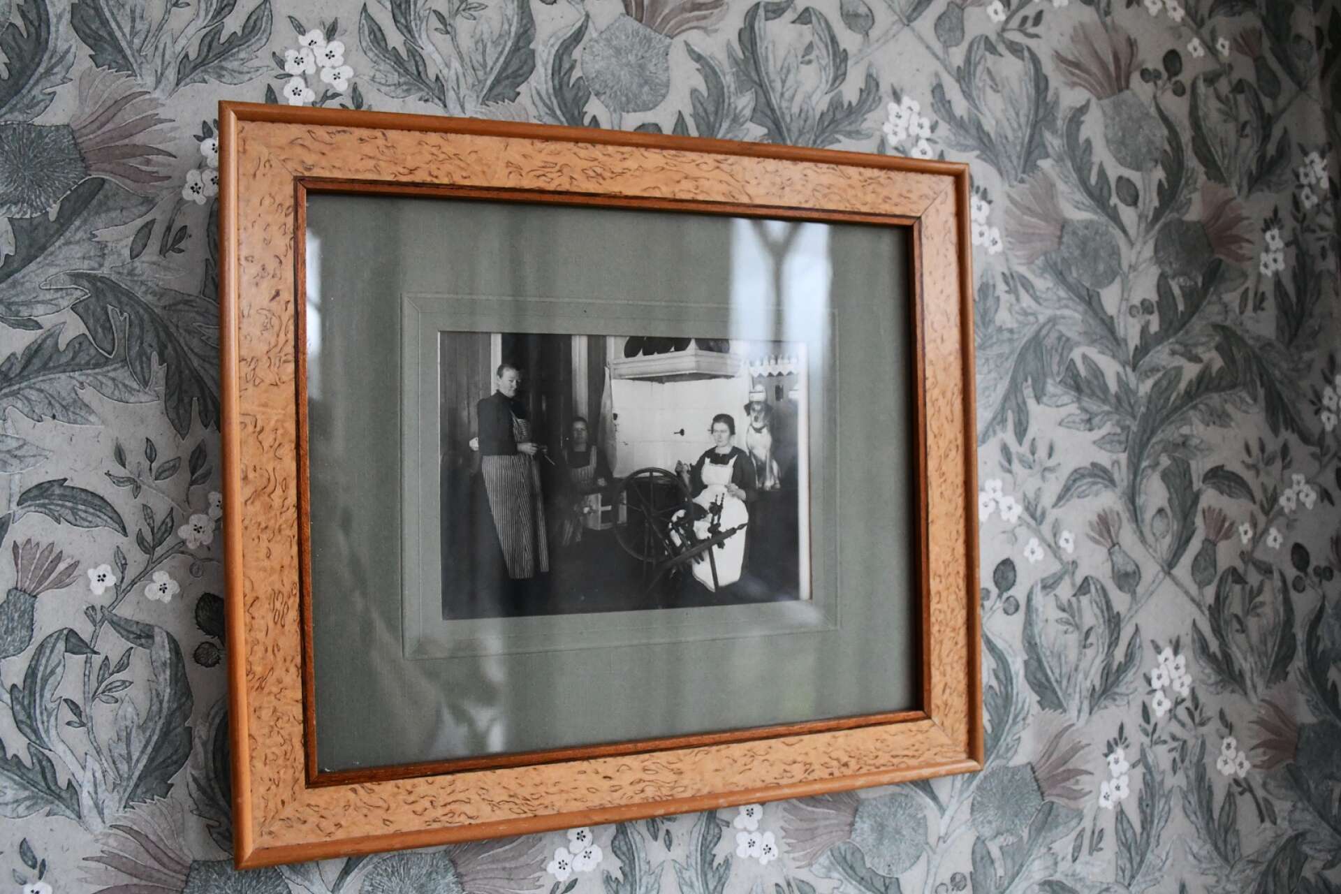 En bild av Maria som tidigare bodde i huset har tagits till vara och gjorts till en tavla.