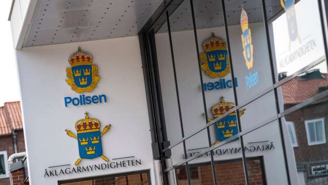 En 25-årig Karlskogabo har erkänt en attack på två kvinnor i Örebro – samtidigt nekar han till brott. 