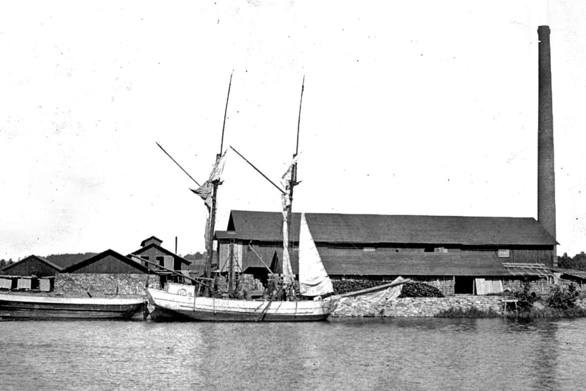 Skutan La Martine ägdes på 1920-talet av Älvängens tegelbruk och användes bland annat till att frakta tegel till Göteborg. På bilden ses La Martine vid kajen hos tegelbruket. 