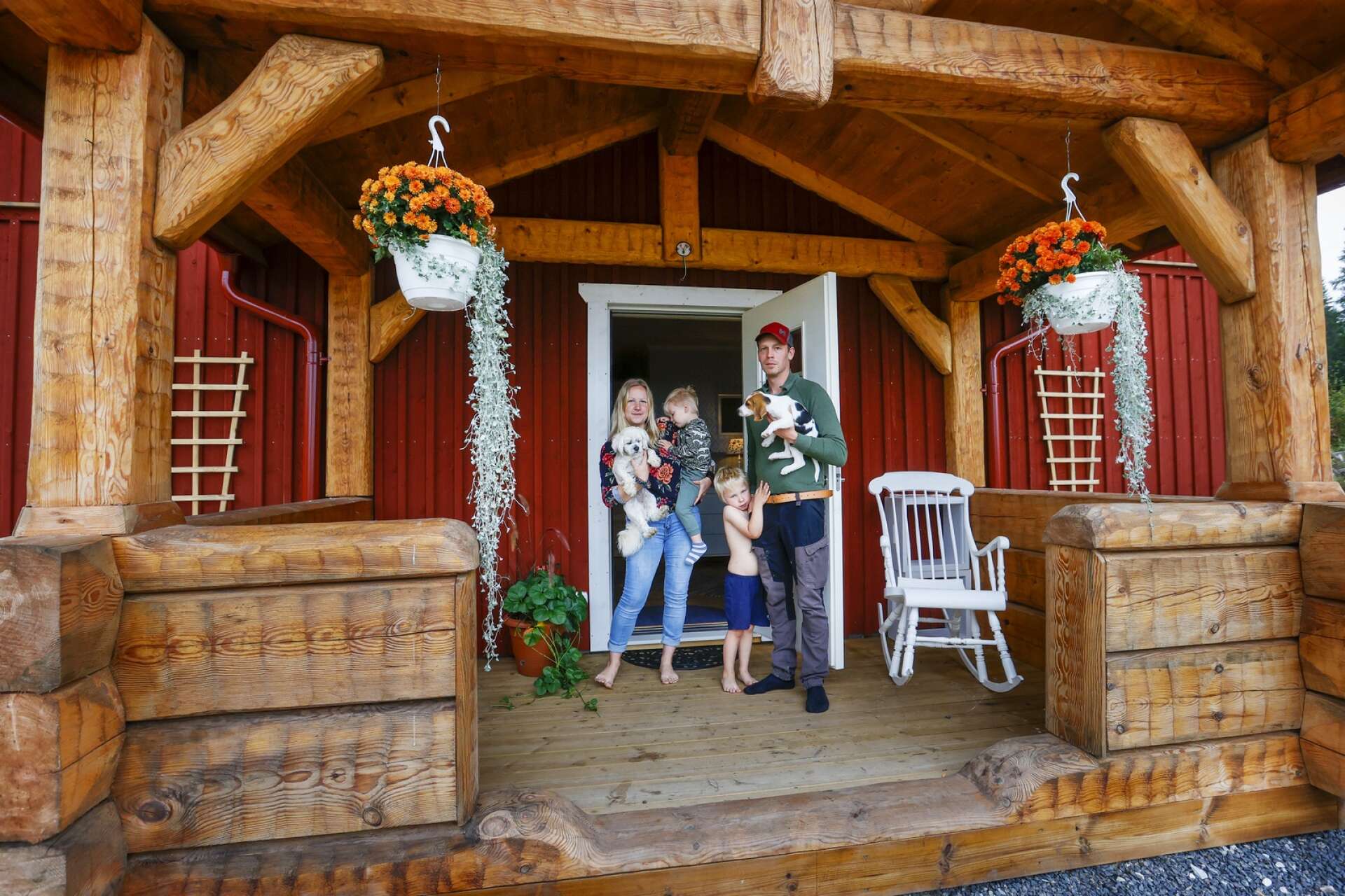 Evelyn Carlsson och Jonas Bjur med sönerna förlorade sitt hem och sina älskade husdjur när deras hus brann ner till grunden. Nu har de byggt ett nytt hem i Gåsborn.