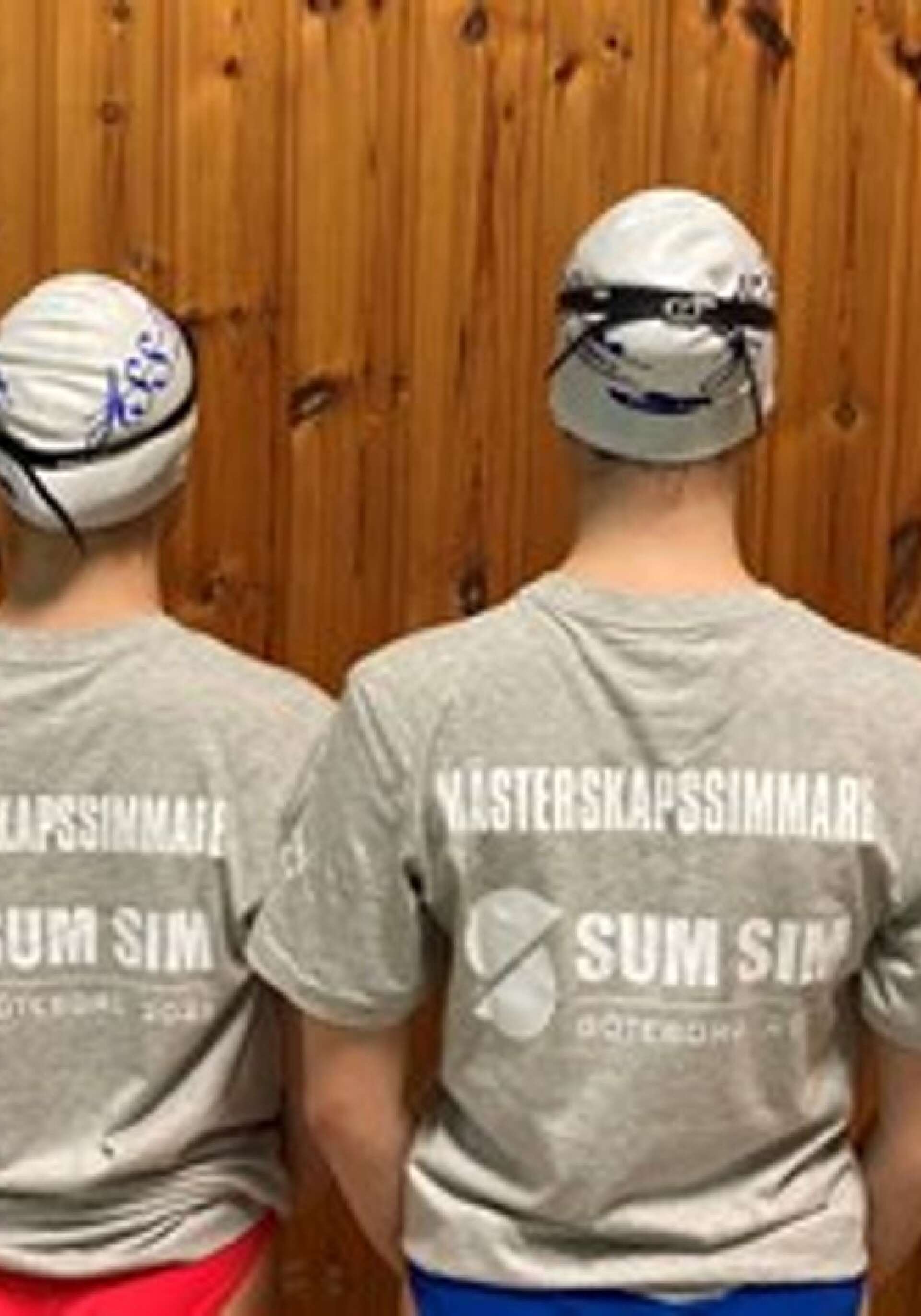 Här är de fyra ÅSS-simmarna med beviset på att de är mästerskapssimmare.