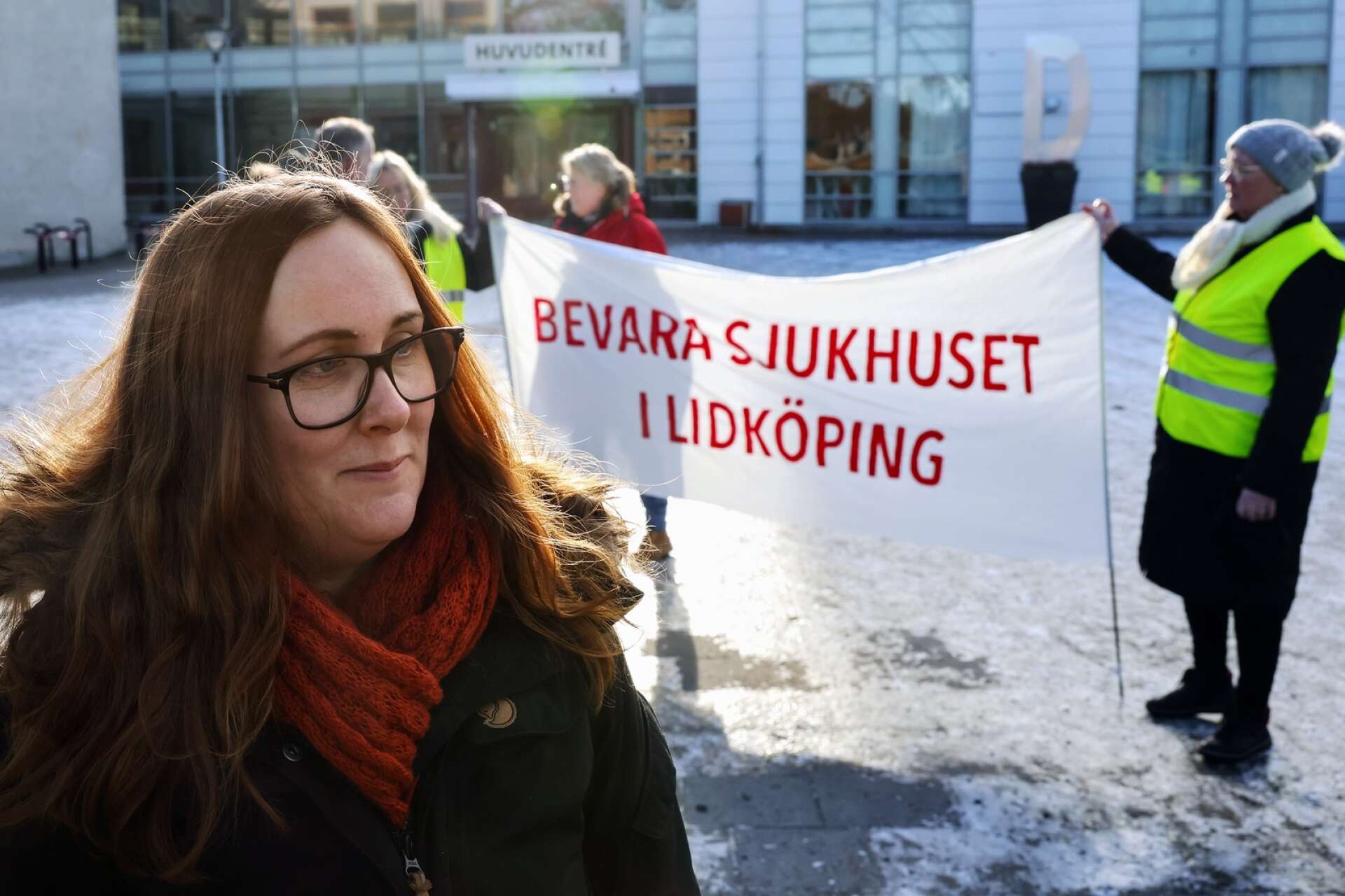 Emma Larsson har arrangerat flera protester mot neddragningar av sjukhuset i Lidköping. Nu vill hon gå steget längre och ifrågasätter hur regionen sköter sitt vårduppdrag i hela Västra Götaland.