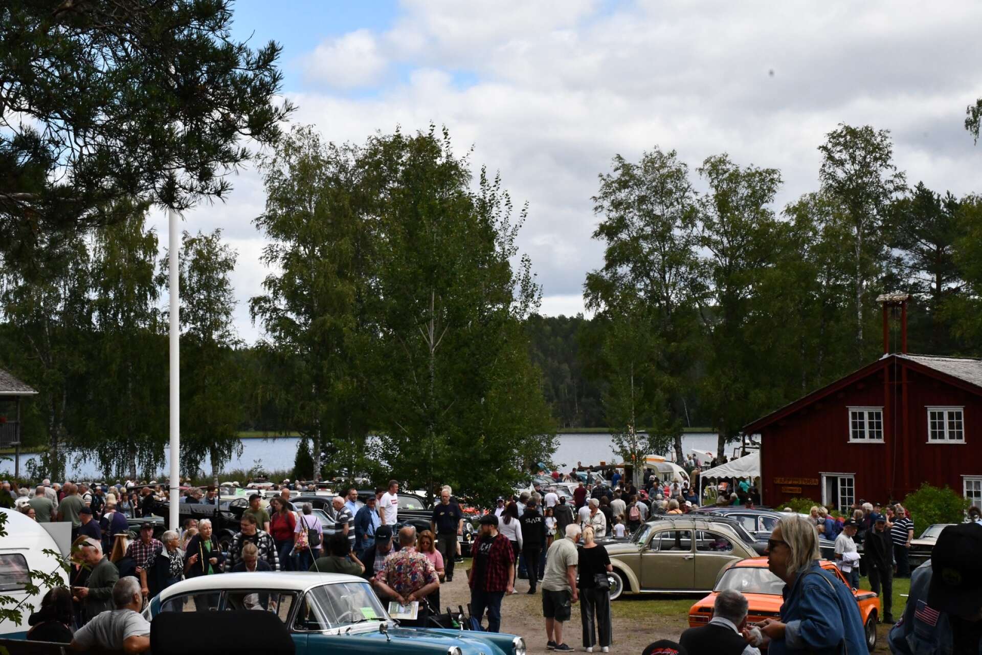 Minst 300 bilar ställde ut på Gammelvalas populära veteranbilsdag.