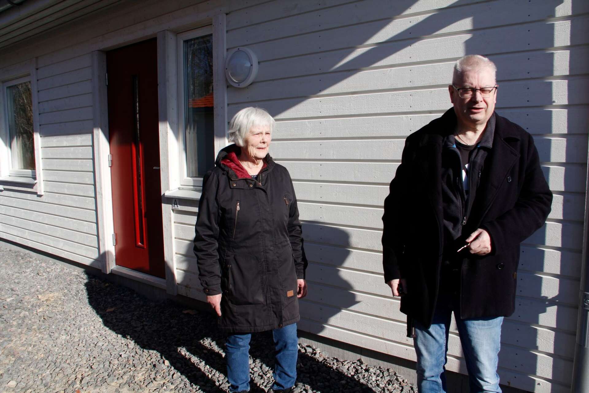 Det byggs för fullt på Västra Åsen och de första hyresgästerna som flyttade in i Brabo Väst AB:s hyresrätter den 1 maj var Anders Hög och Anita Larsson Hög.
