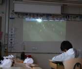 Fotbollen stod på samtidigt som eleverna jobbade med skolarbetet. 