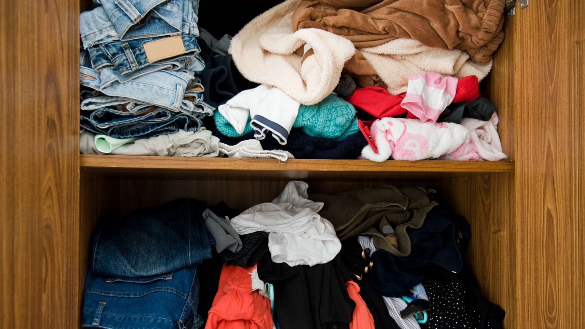 Det är lätt att börja rensa ut överfulla garderober. Desto svårare att bli klar...