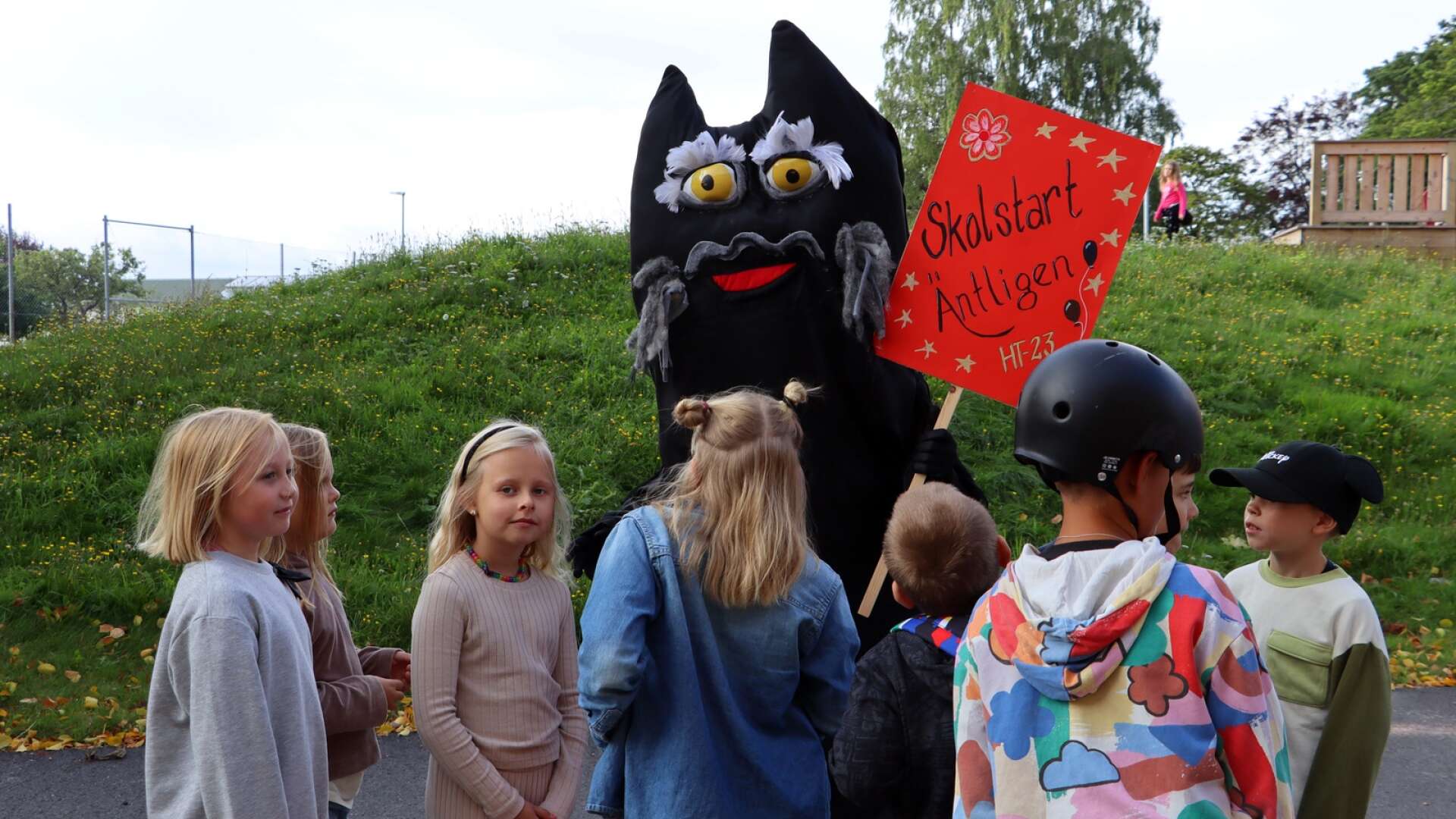 Skolan startade på Guldkroksskolans skolgård för F-3 och många elever flockades kring Sommarskuggan. 