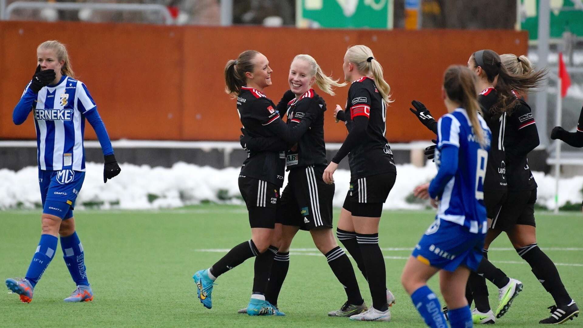 Jubel i Lidköpings FK efter ett av de tre målen i säsongspremiären mot IFK Göteborg.