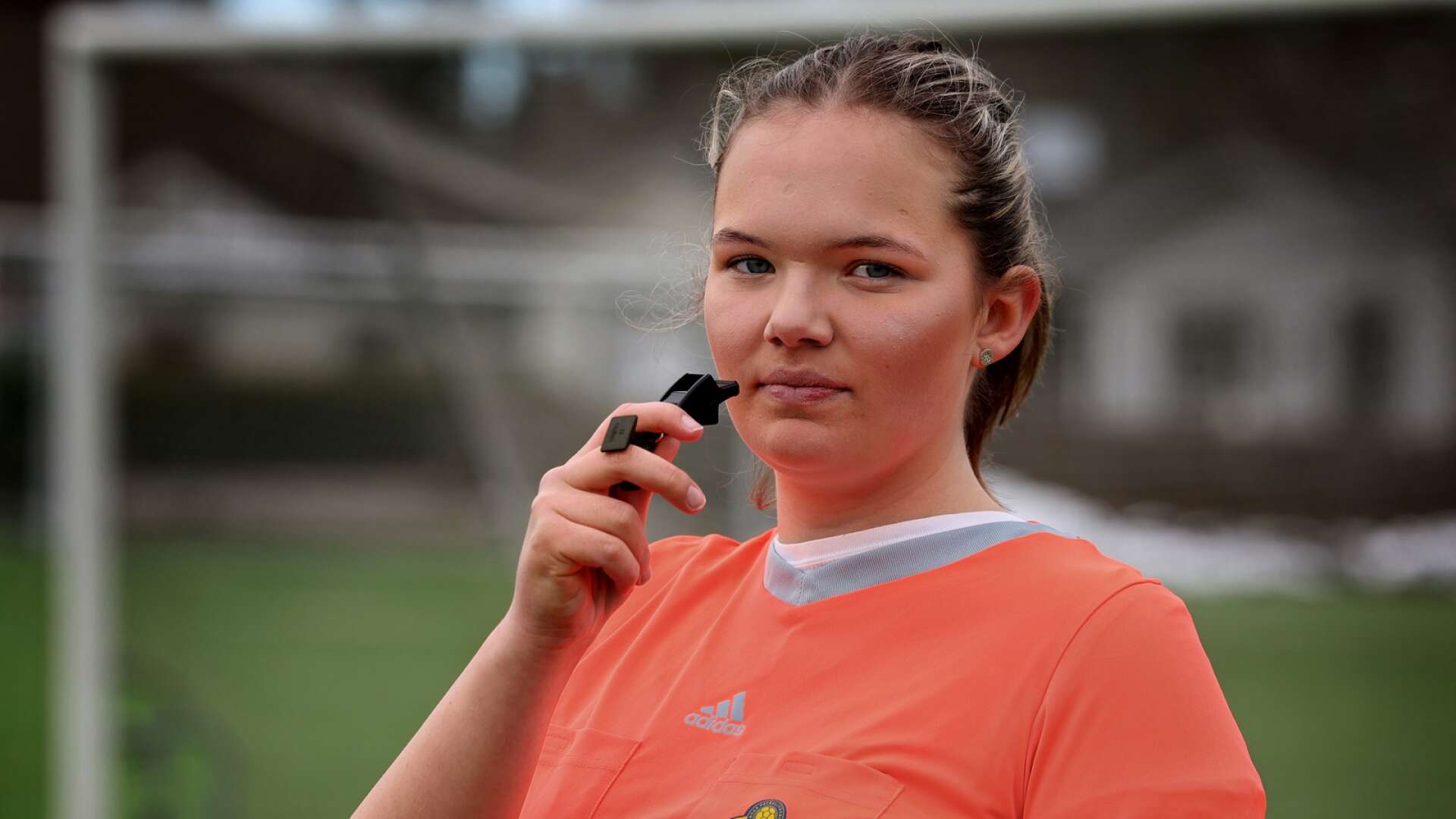 Emma Nycander från Grästorp drömmer om att på något sätt få döma i Champions League eller Allsvenskan. 