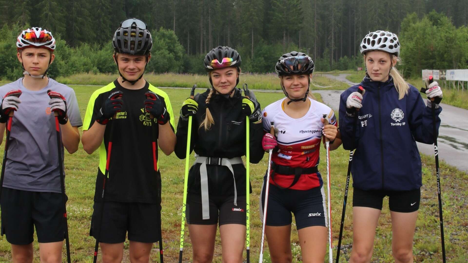 Emil Larsson (till vänster), Albin Larsson, Tilda Eriksson, Amanda Frid och Philippa Eriksson började på skid- respektive skidskyttegymnasiet i Torsby under hösten. Amanda Frid trivs och är nöjd med sitt val.