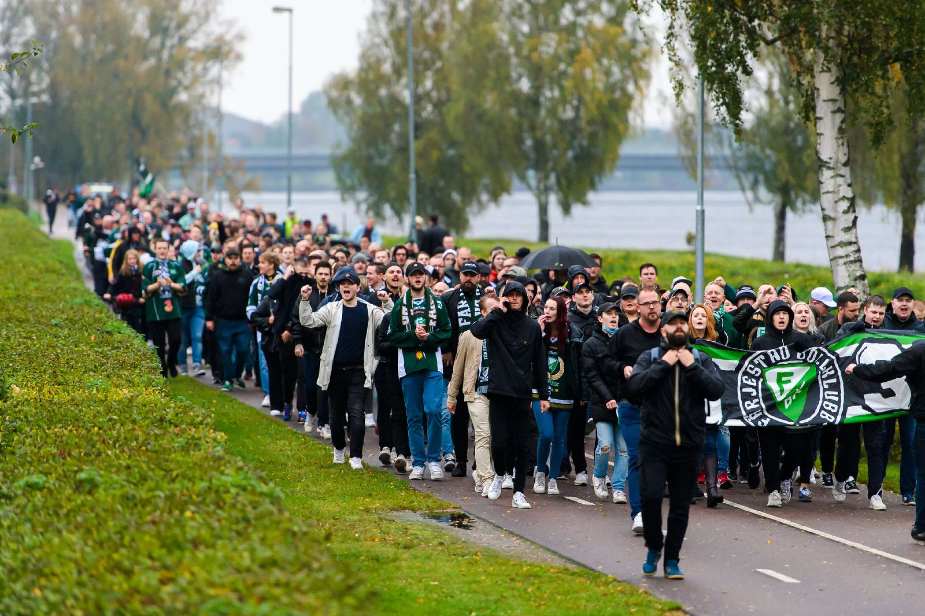En promenad till arenan är ett sätt att undvika köerna, supportermarschen går från Stora torget i centrala Karlstad klockan 16.