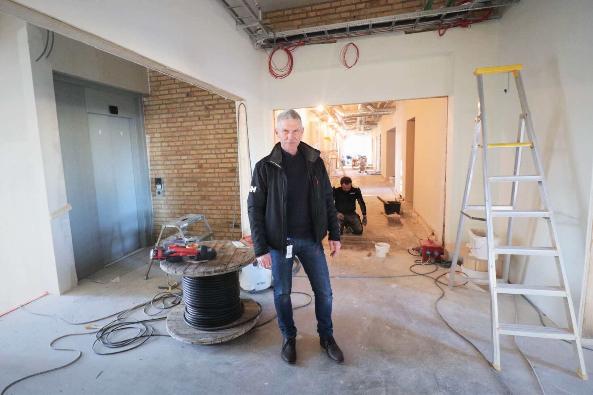 Fastighetsingenjören Mikael Hedlund är Åkabs ansvarige för skolbygget. Här står han där den nybyggda skoldelen övergår i den gamla. 