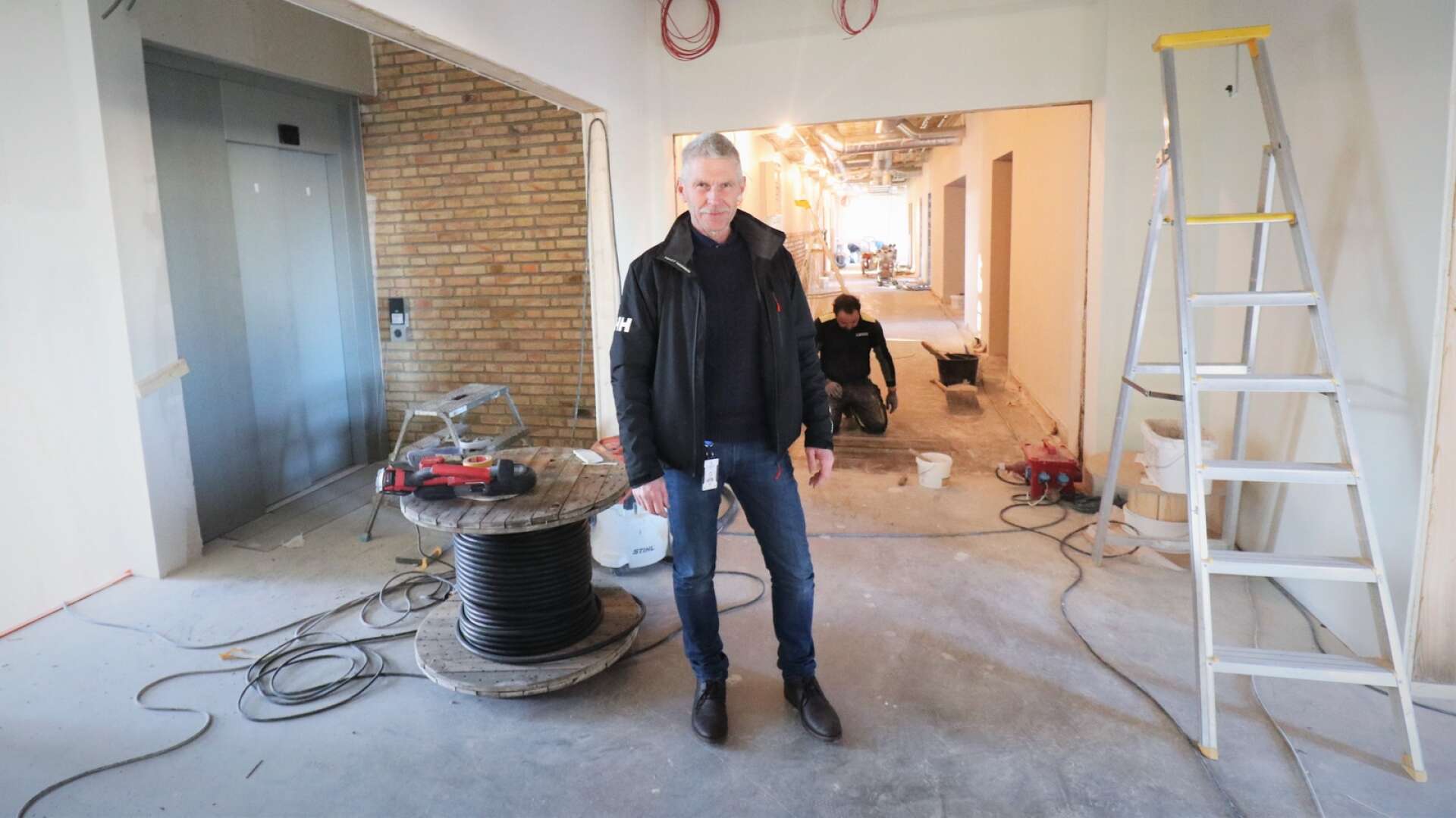 Fastighetsingenjören Mikael Hedlund är Åkabs ansvarige för skolbygget. Här står han där den nybyggda skoldelen övergår i den gamla. 