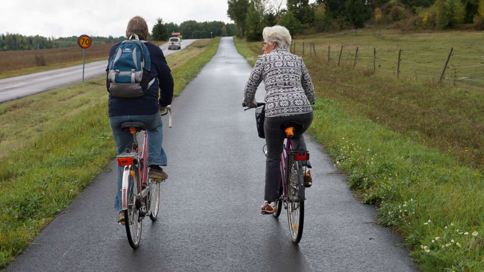 Det ska läggas mer pengar på cykelvägar i de mindre orterna i Lidköping.