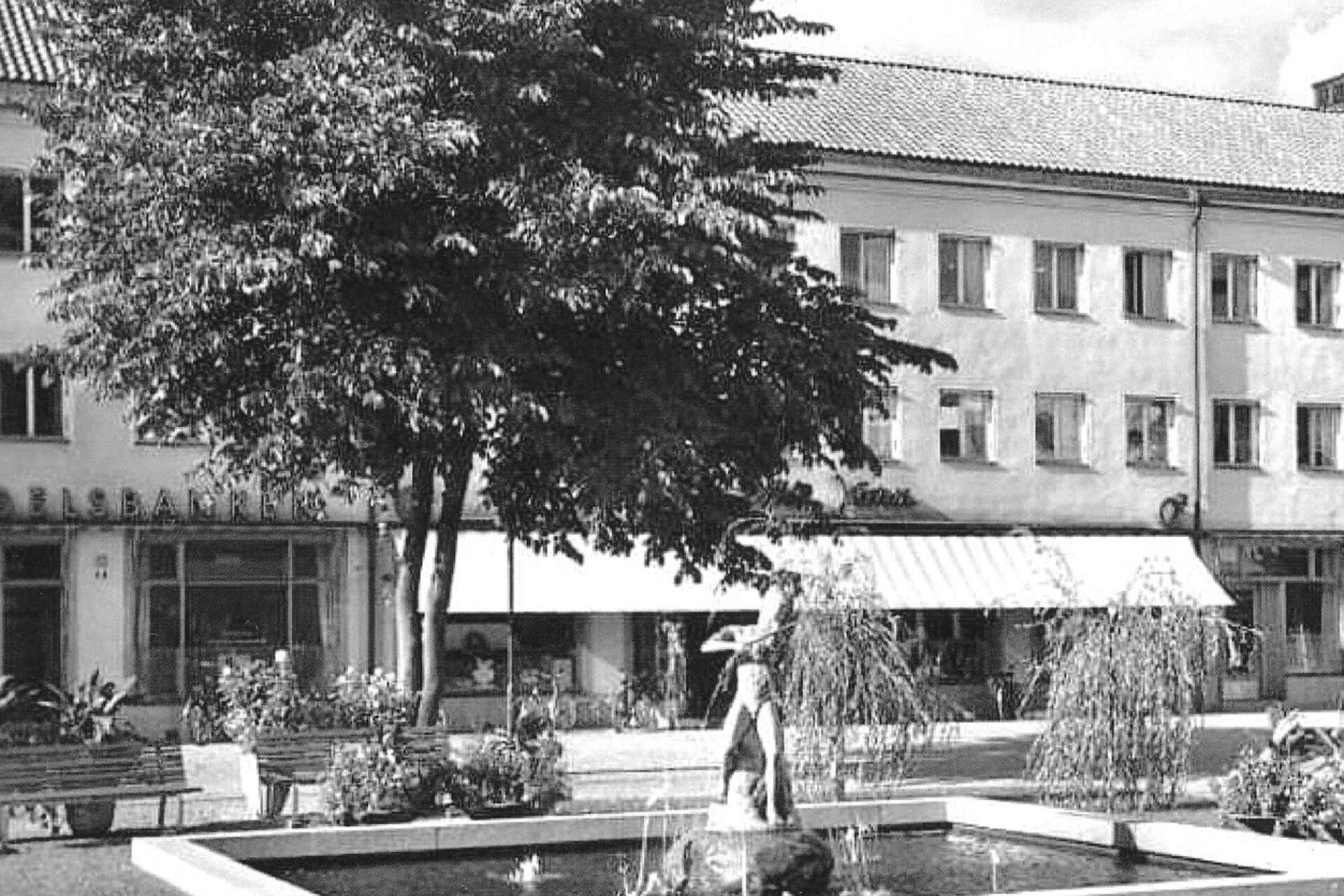 En bild från Kanaltorget på 1950-talet. Handelsbanken till vänster i B-huset, Cejis Järn i mitten och Apoteket Svanen till höger. Apoteket flyttade dit 1952. 