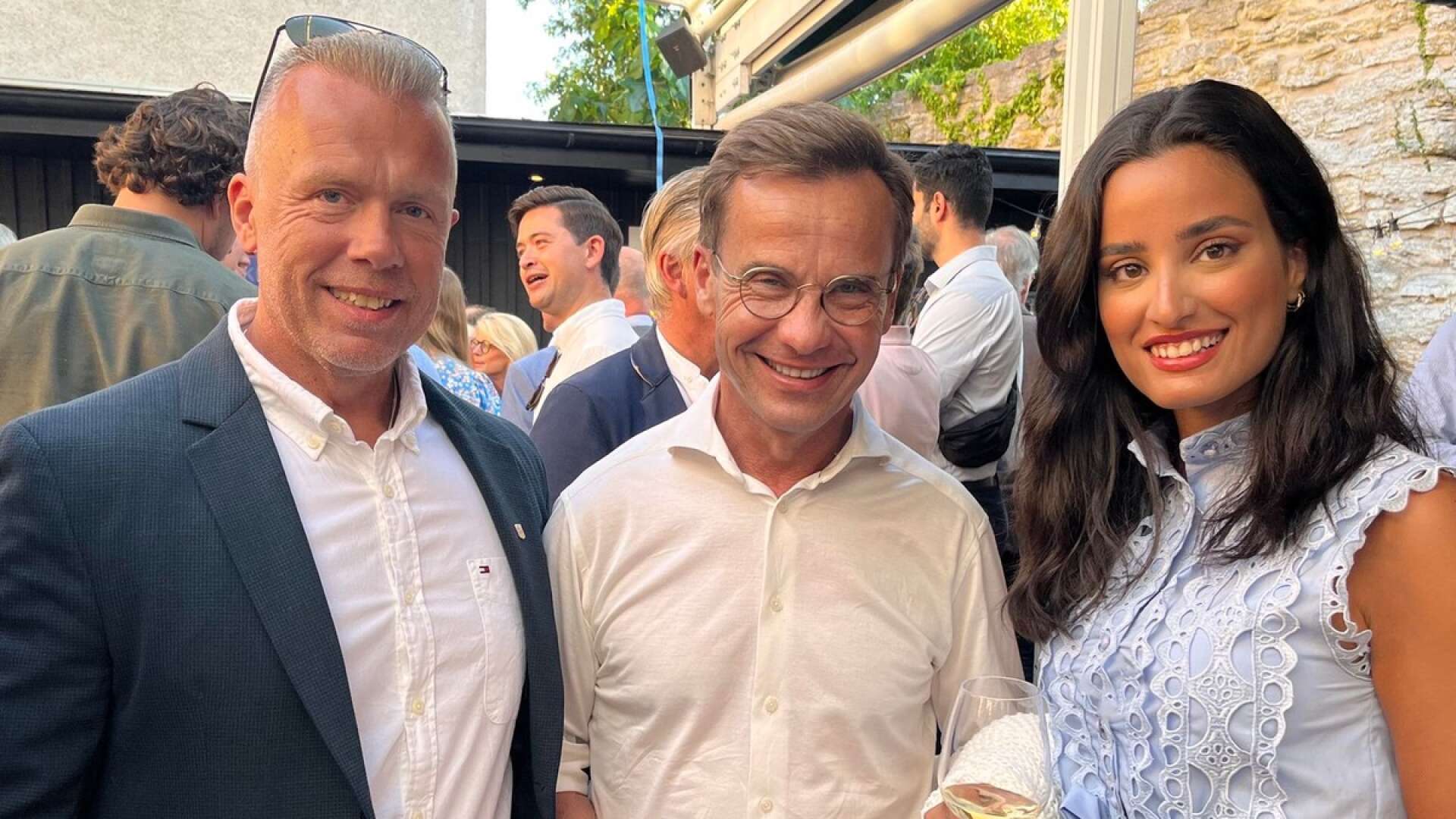 Makarna Patrik Fornander (M) och Dima Kilani träffade statsminister Ulf Kristersson (M) i vimlet.