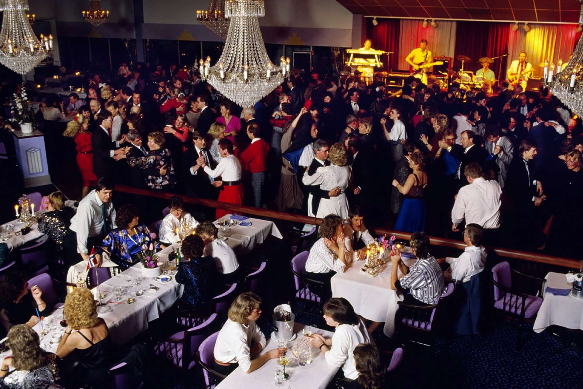 Från 1970-talet fram till 1990-talet var Sandgrunds verkliga glansdagar. Då kom tusentals och åter tusentals människor dit för att träffas, äta gott och dansa till välkända dansband.
