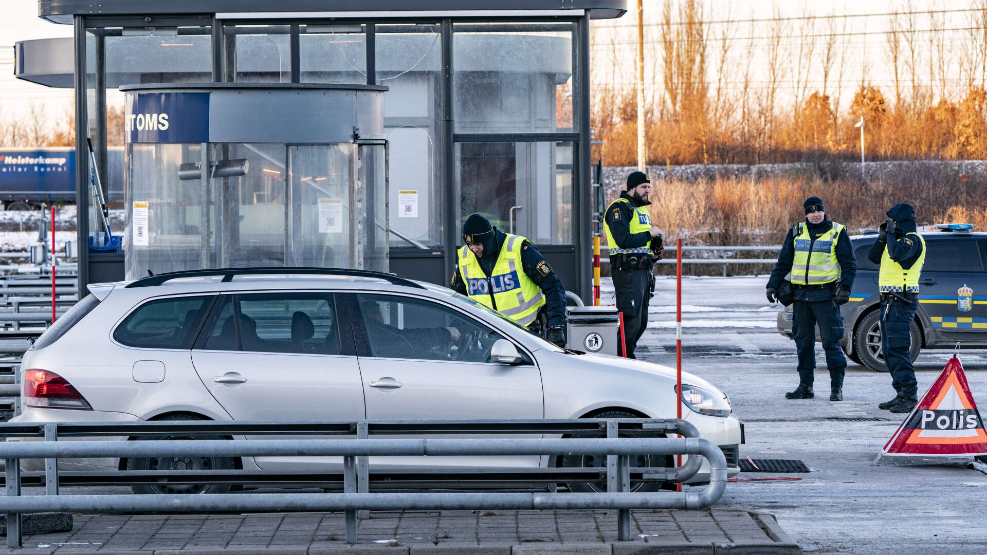 Polis och passkontrollanter på plats vid gränskontrollen efter betalstationen på Lernacken på den svenska sidan av Öresundsbron. Arkivbild.
