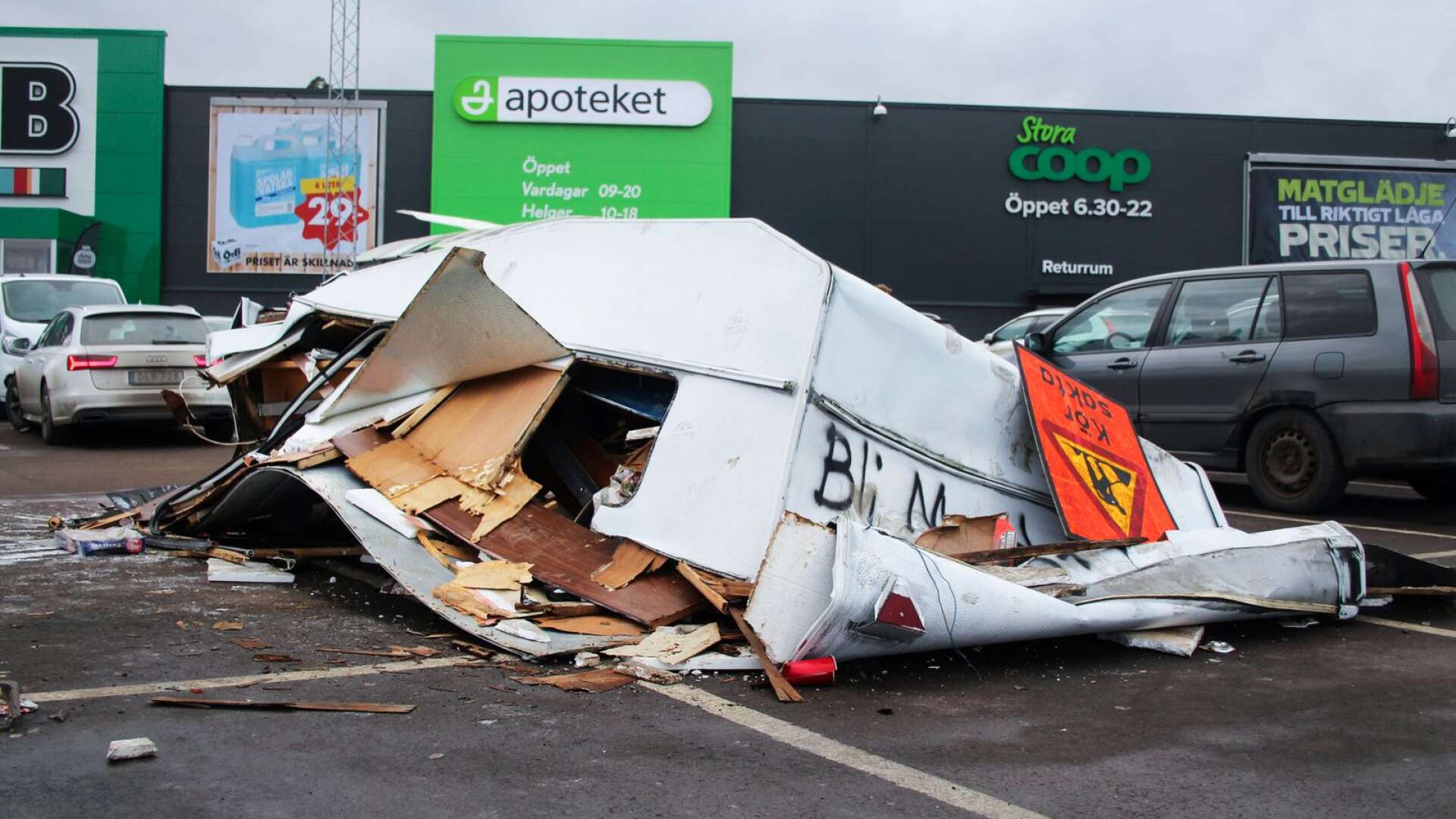 En motorträff på Välsvikens handelsområde under natten till söndag spårade ur. Bland annat förstördes en husvagn helt utanför Coops butik som precis som Ica tvingades stänga en timme tidigare än normalt.