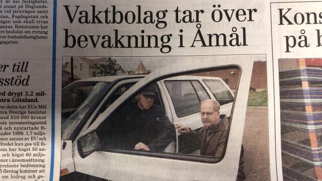 Väktaren Mikael Svanström, i bilen, pratade med Bo Wåhlund, chef för Securitas i Säffle på en bild från 1998.