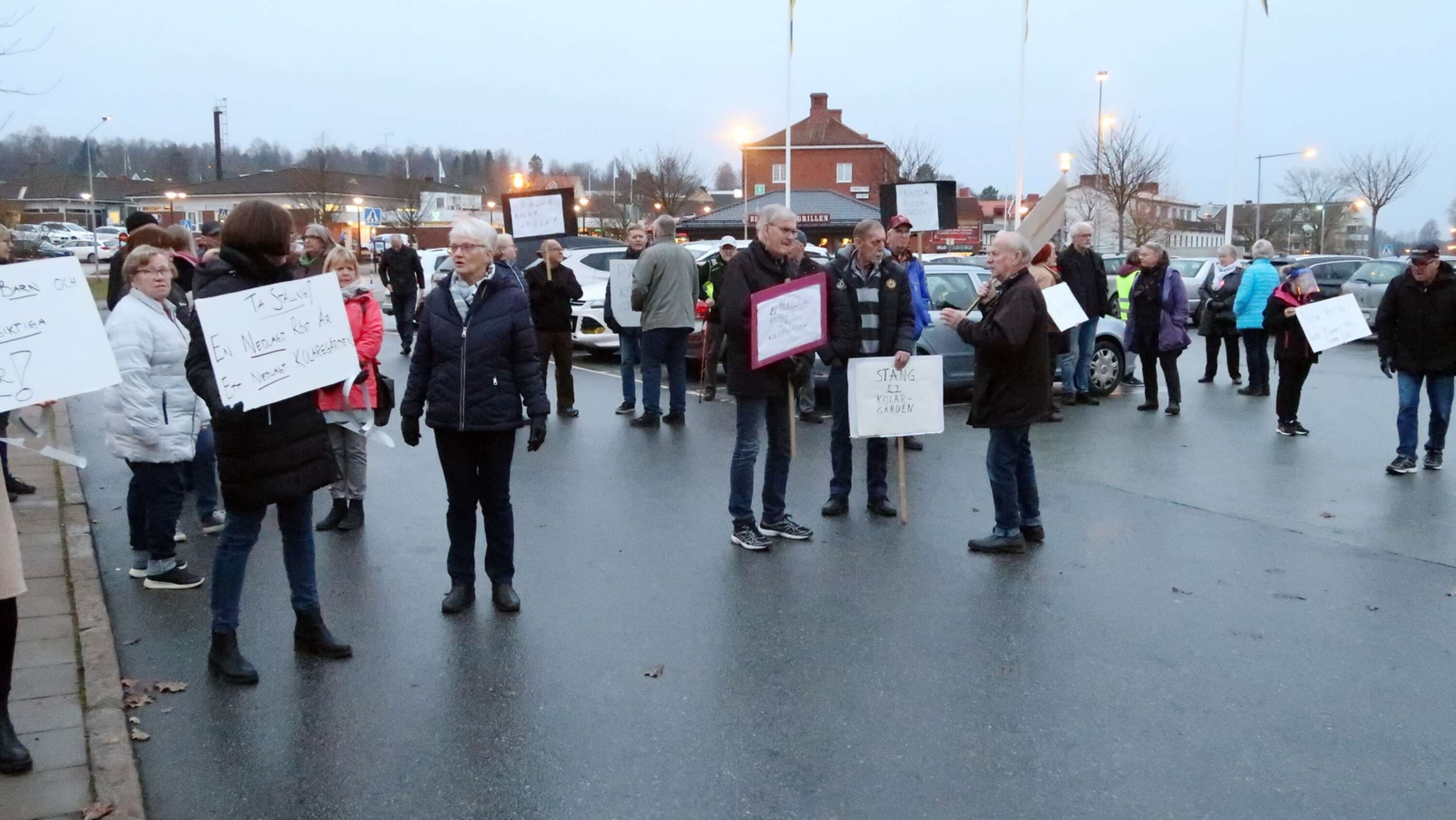 Bilden är tagen under en av de demonstrationer som hölls på Tingshustorget i Bengtsfors för att rädda Kolaregården.