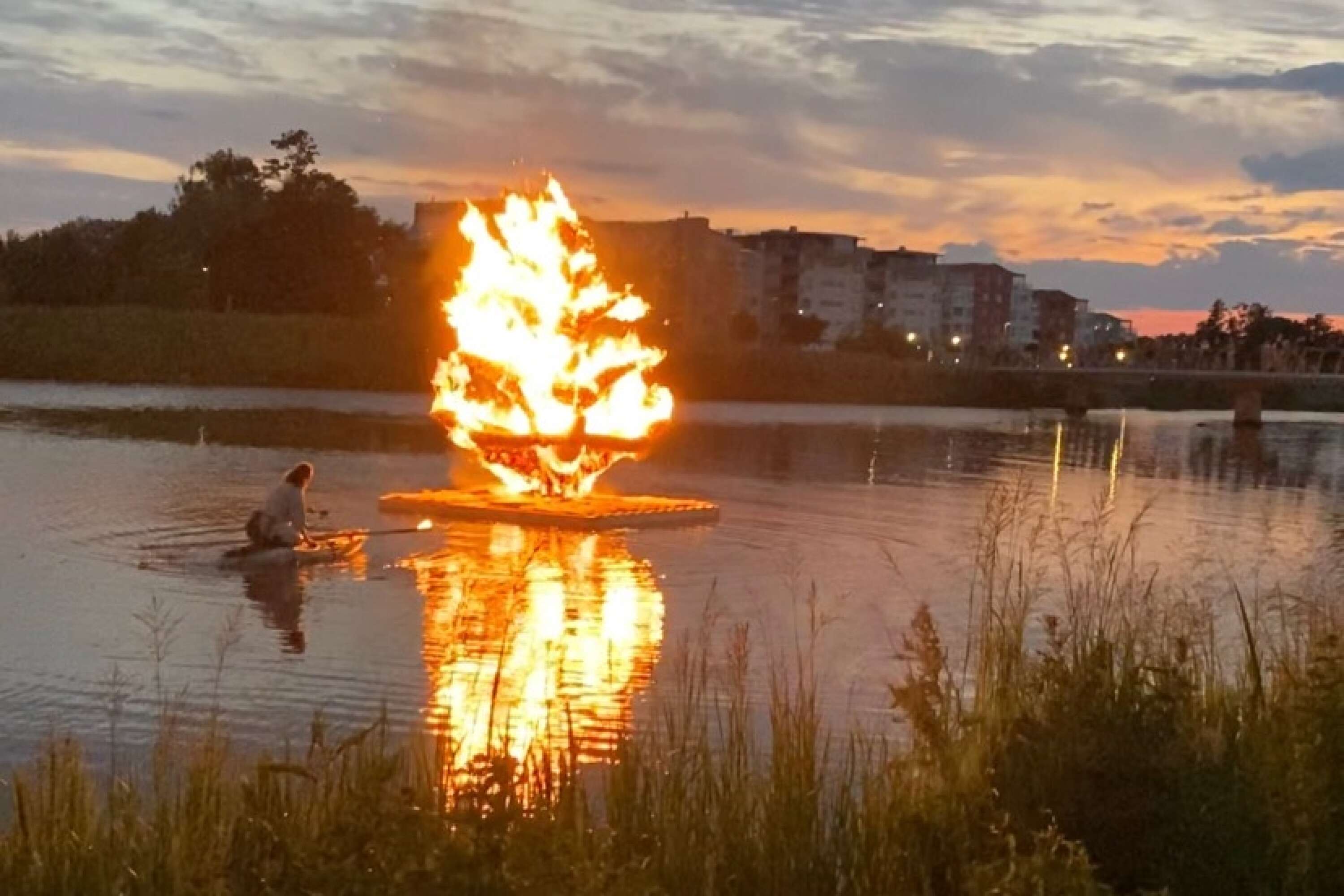 Under Svenska kyrkans konstvecka Kosmos och kaos blir det en eldshow på Tidan, precis som 2021.