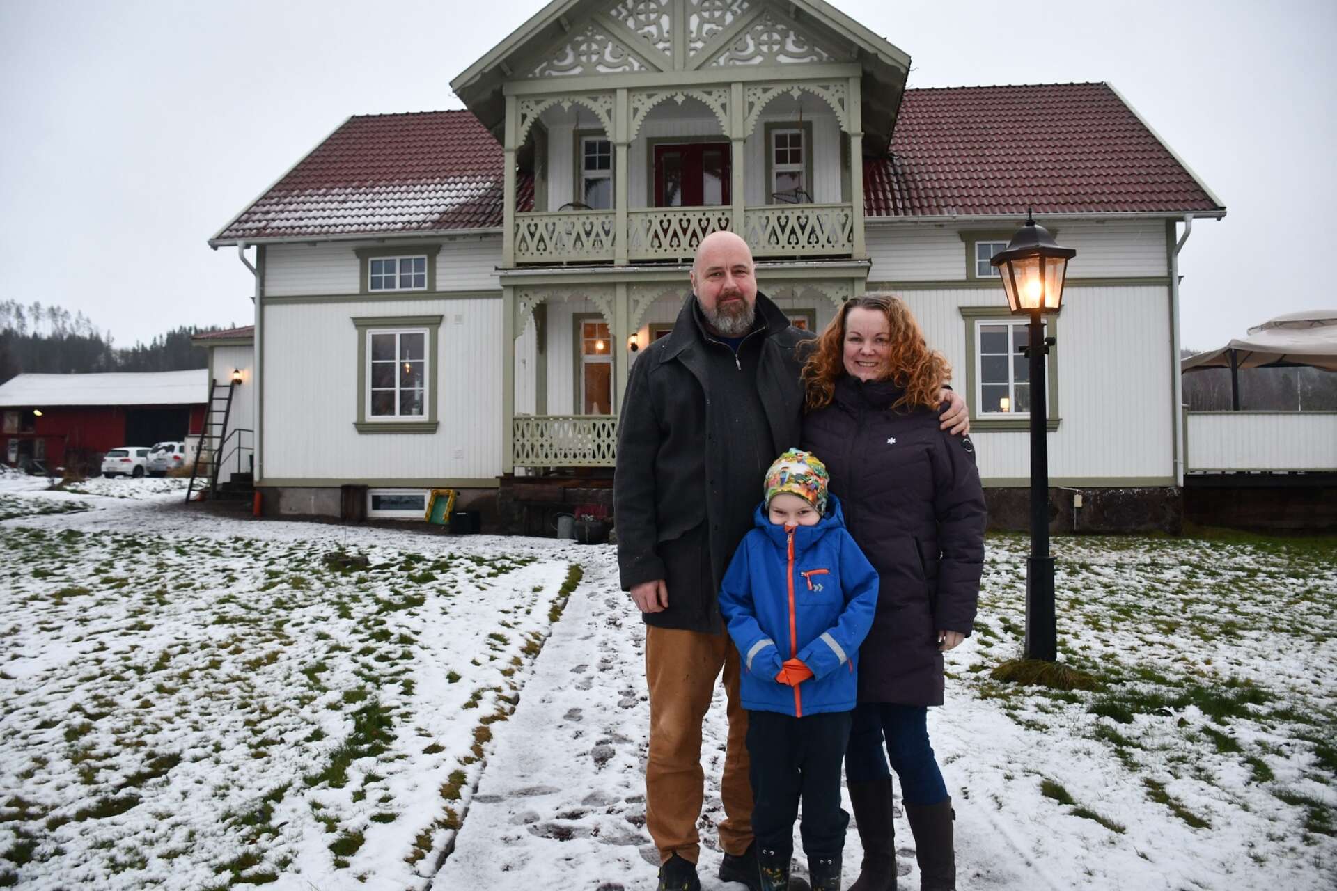 Erik Axelson och Eva-Lena Olofsson tillsammans med sonen Nils utanför deras hus i Södra Ås. 