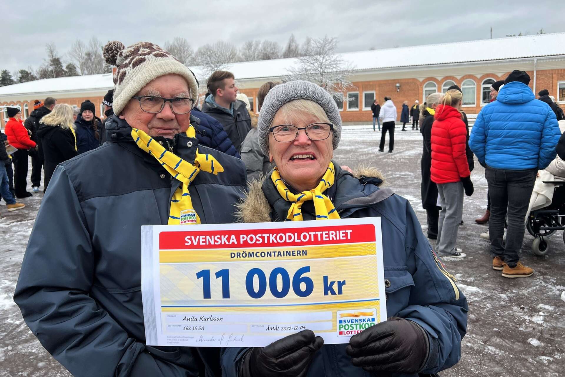 John Karlsson och Anita Karlsson med vinstchecken. Anita tyckte det var trevligt med de gula halsdukarna och tänker behålla dem som minne.